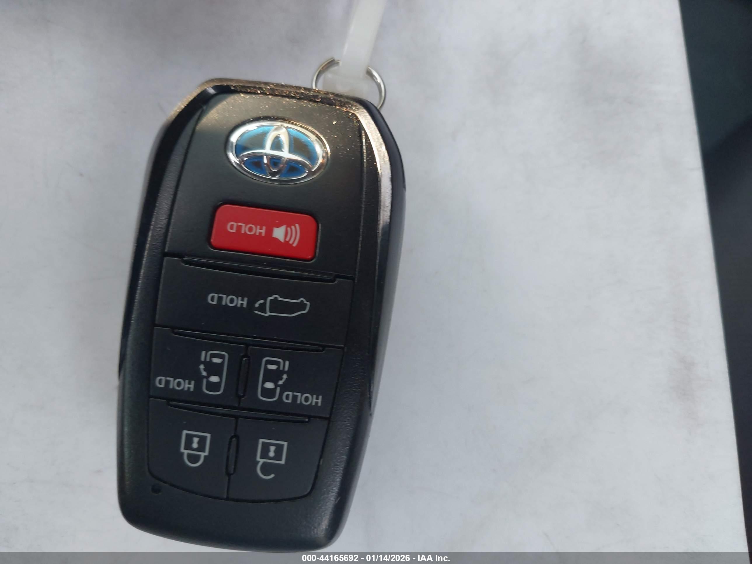 TOYOTA SIENNA image 11