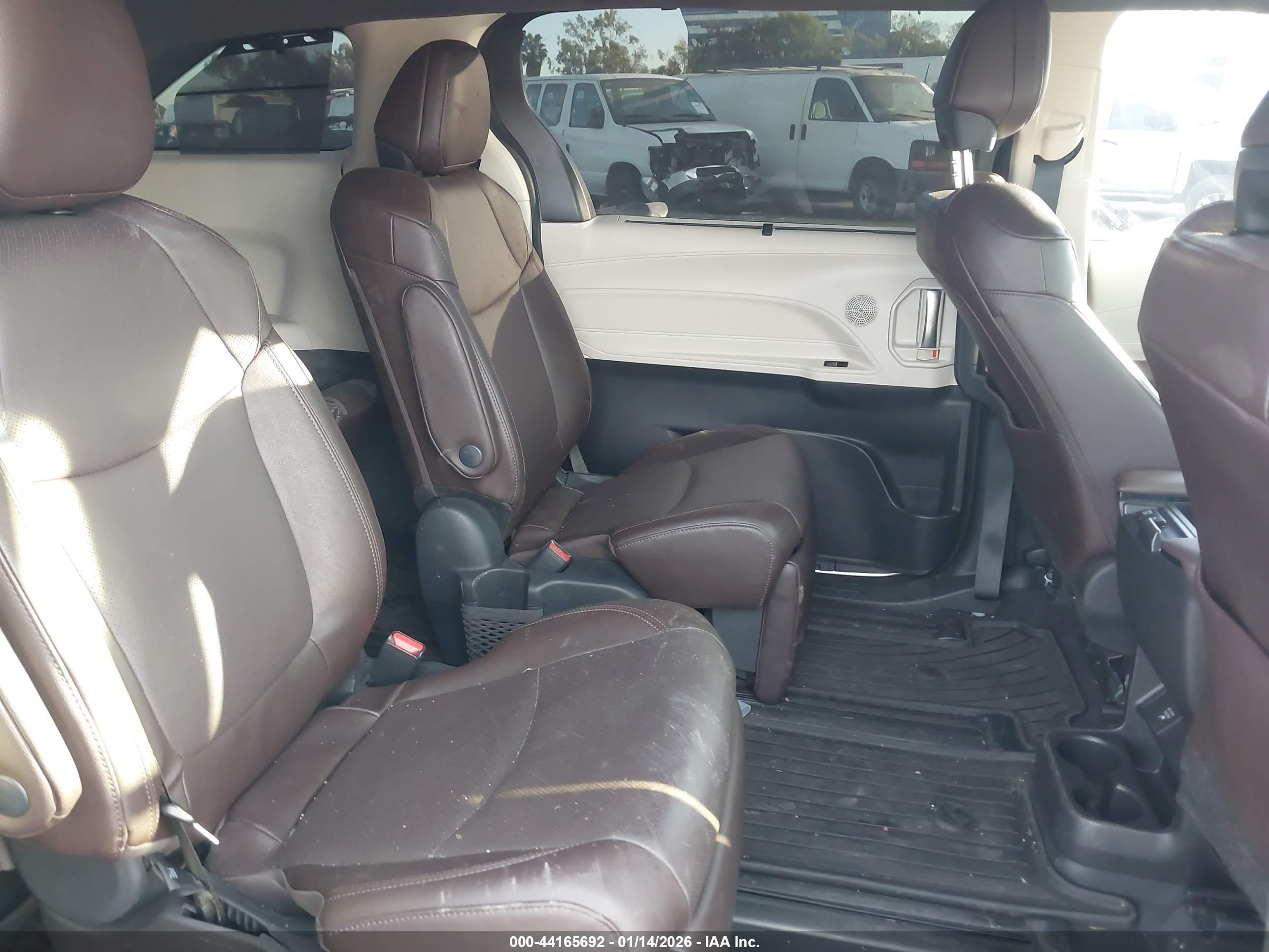 TOYOTA SIENNA image 8