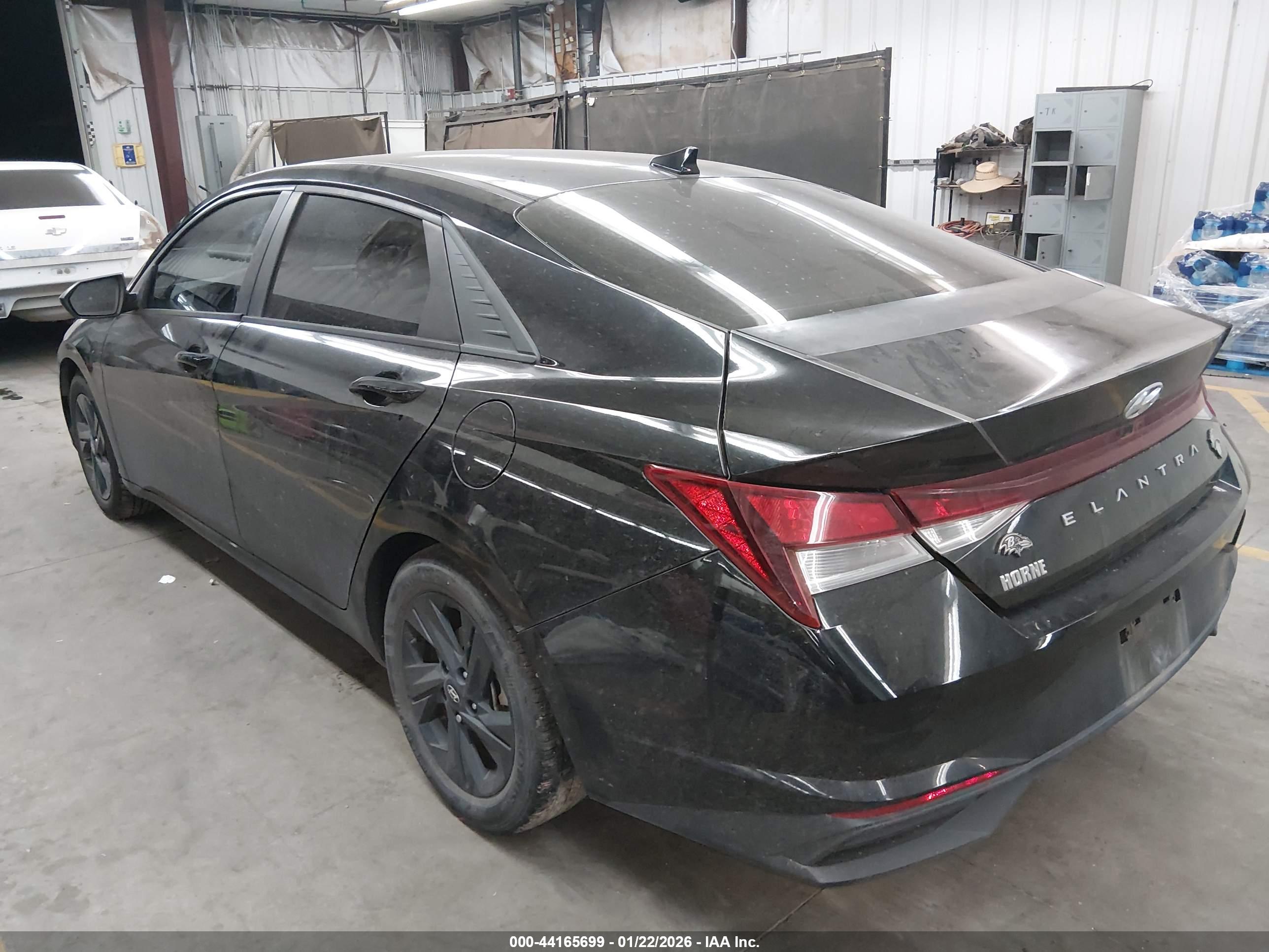 HYUNDAI ELANTRA image 3