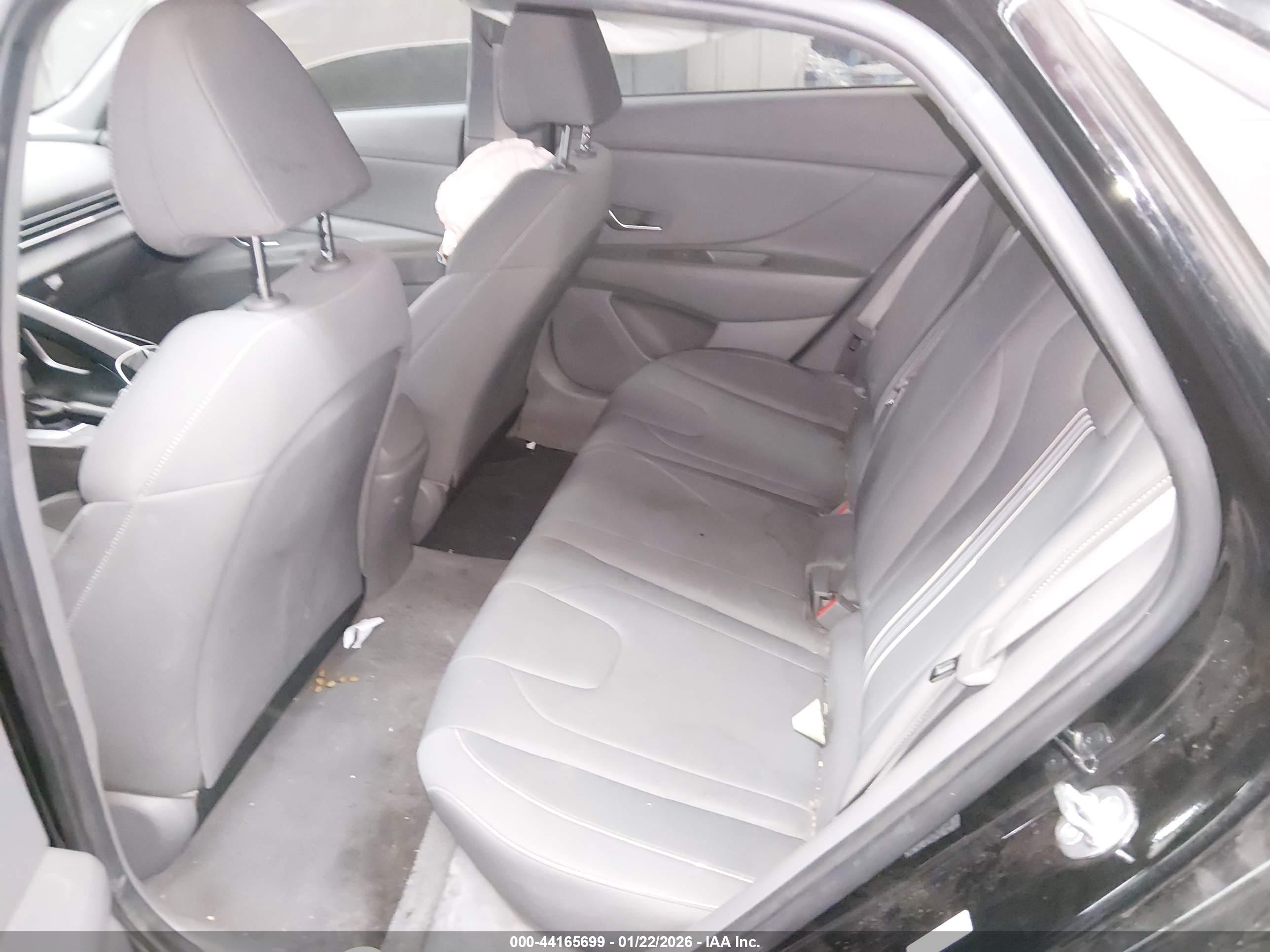 HYUNDAI ELANTRA image 8