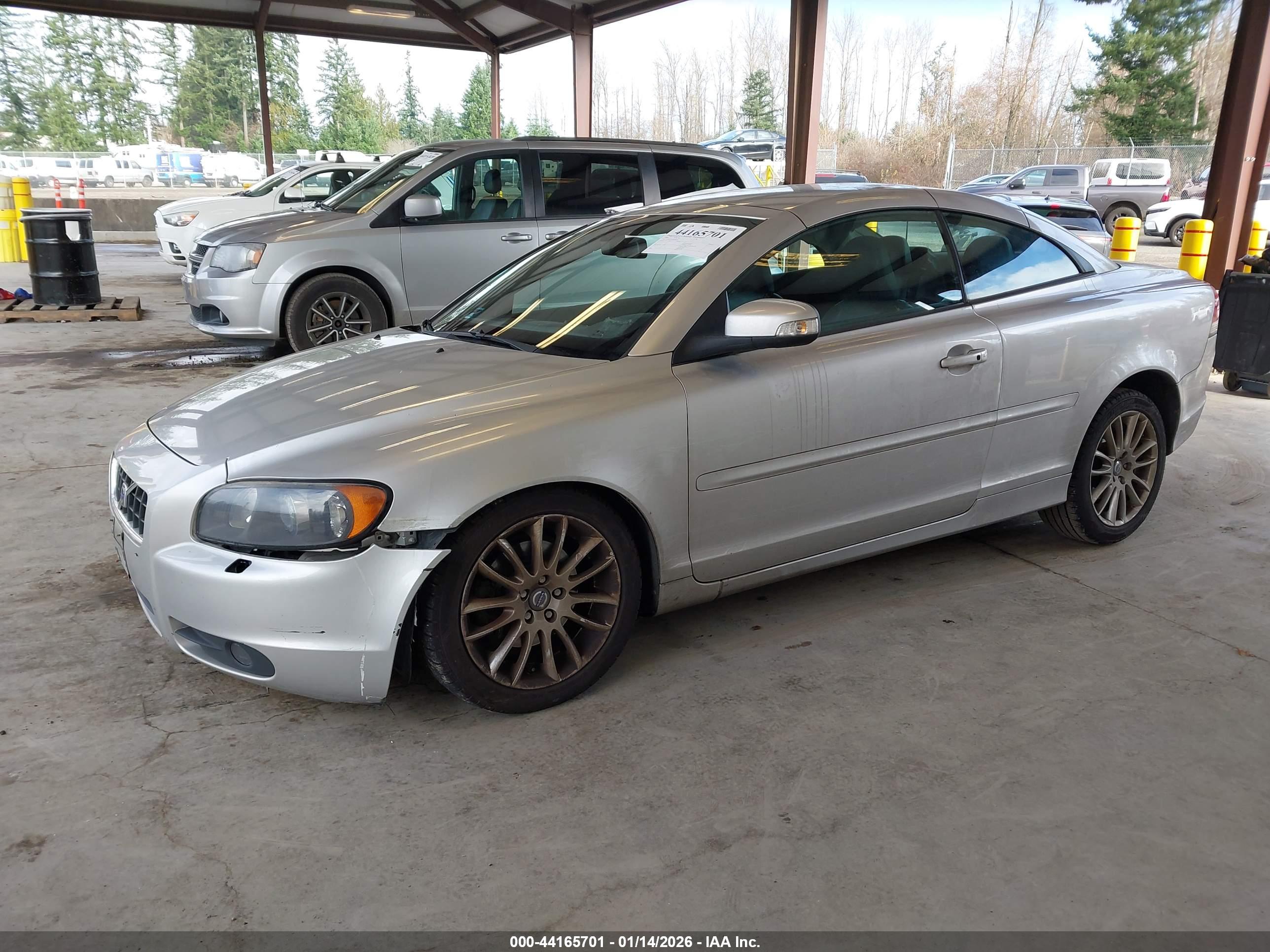 VOLVO C70 image 2