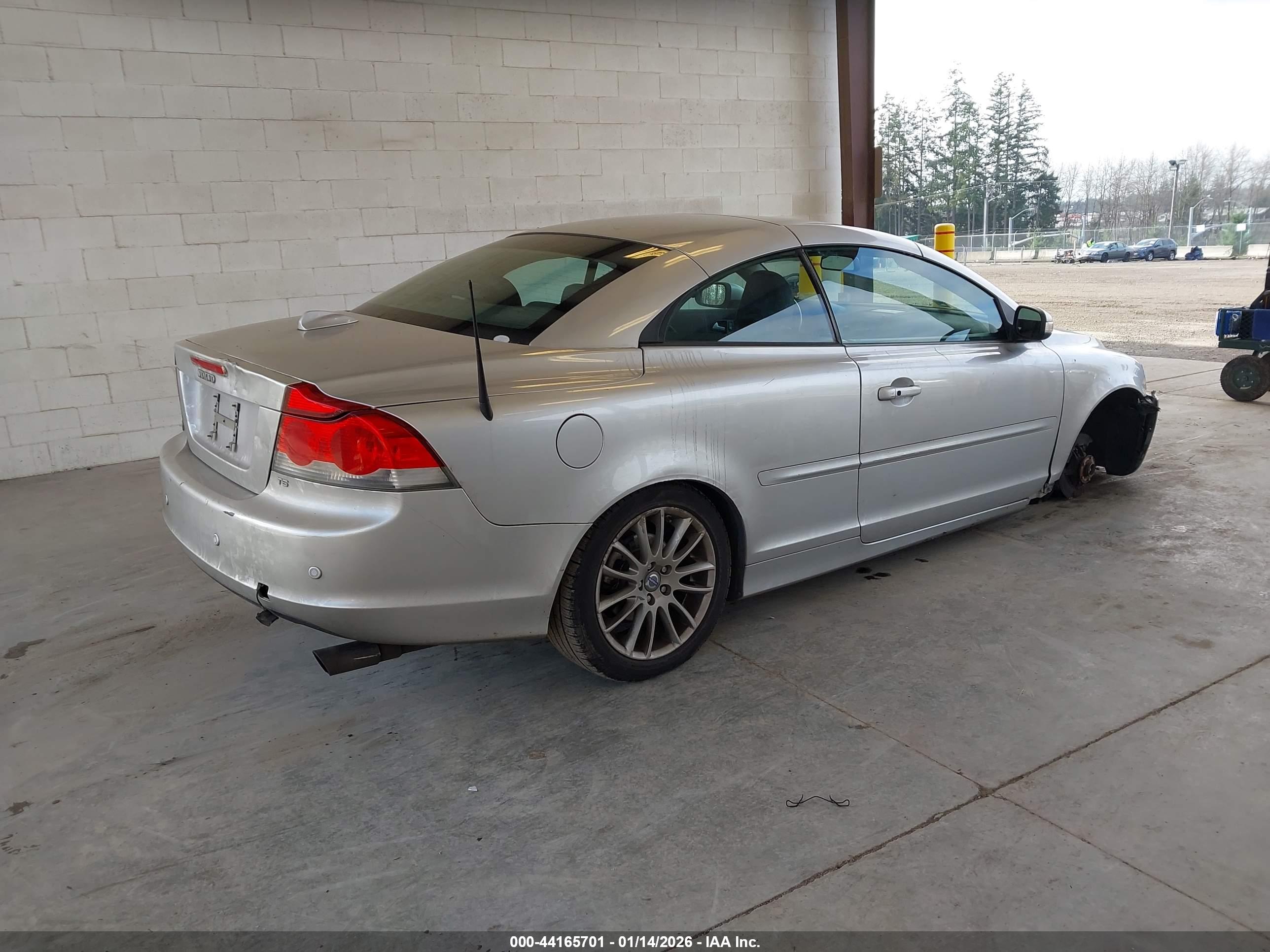 VOLVO C70 image 4