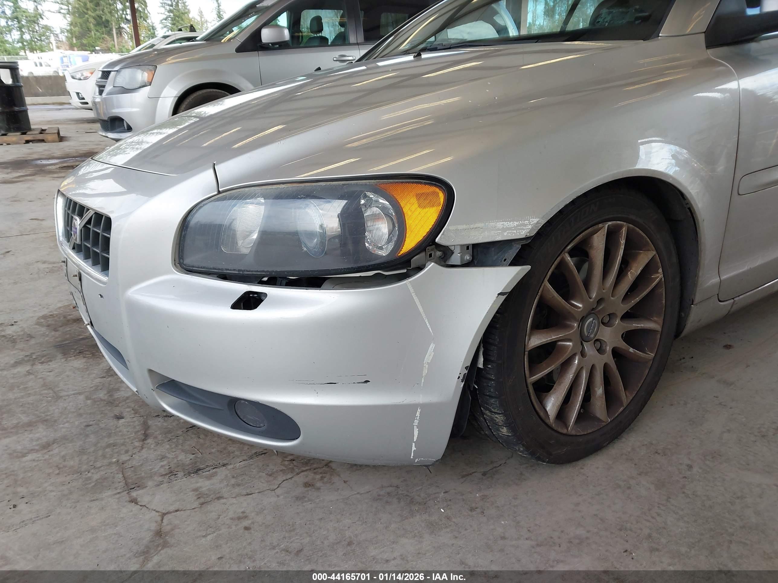 VOLVO C70 image 6