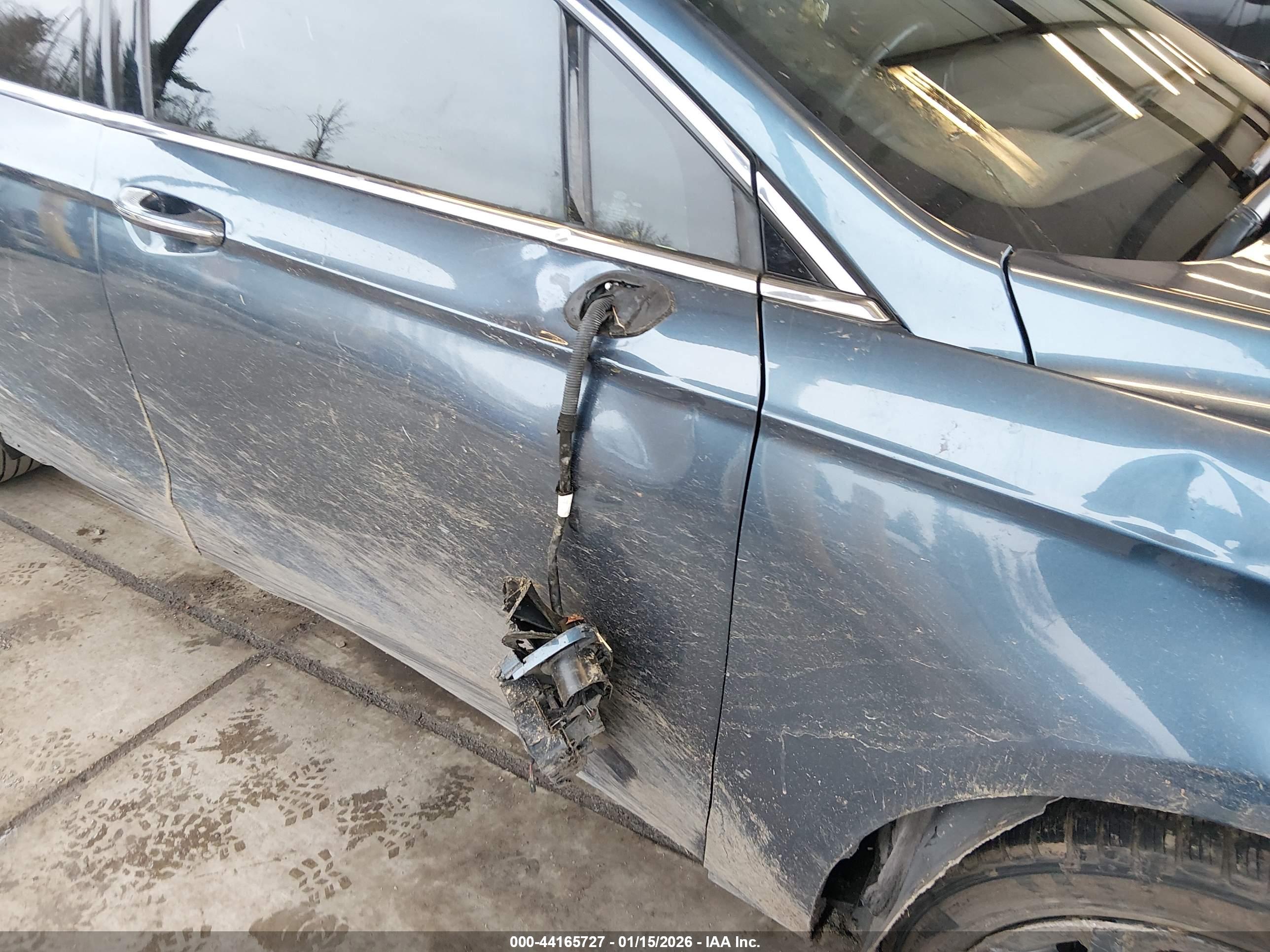 FORD FUSION image 6