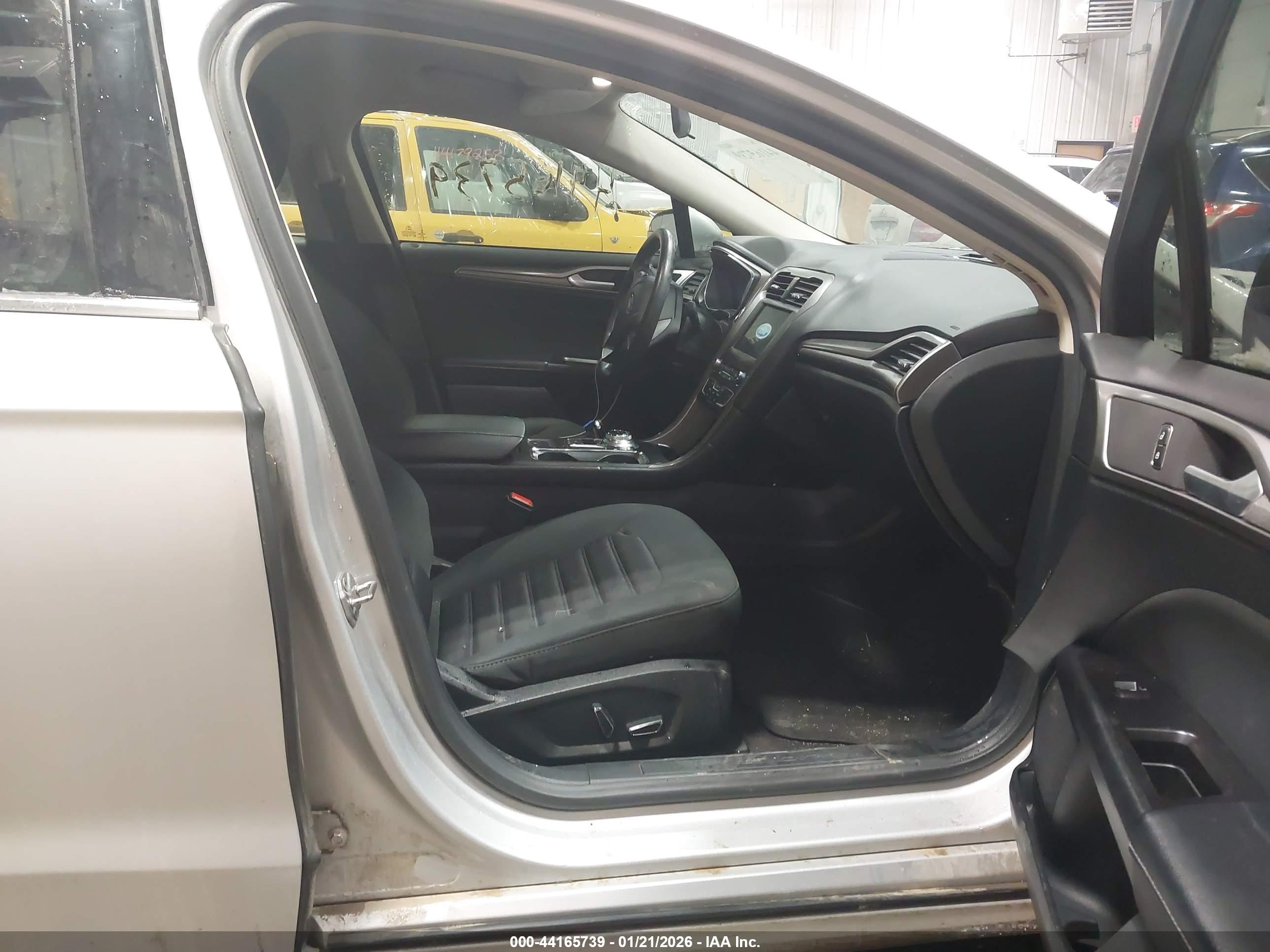 FORD FUSION image 5