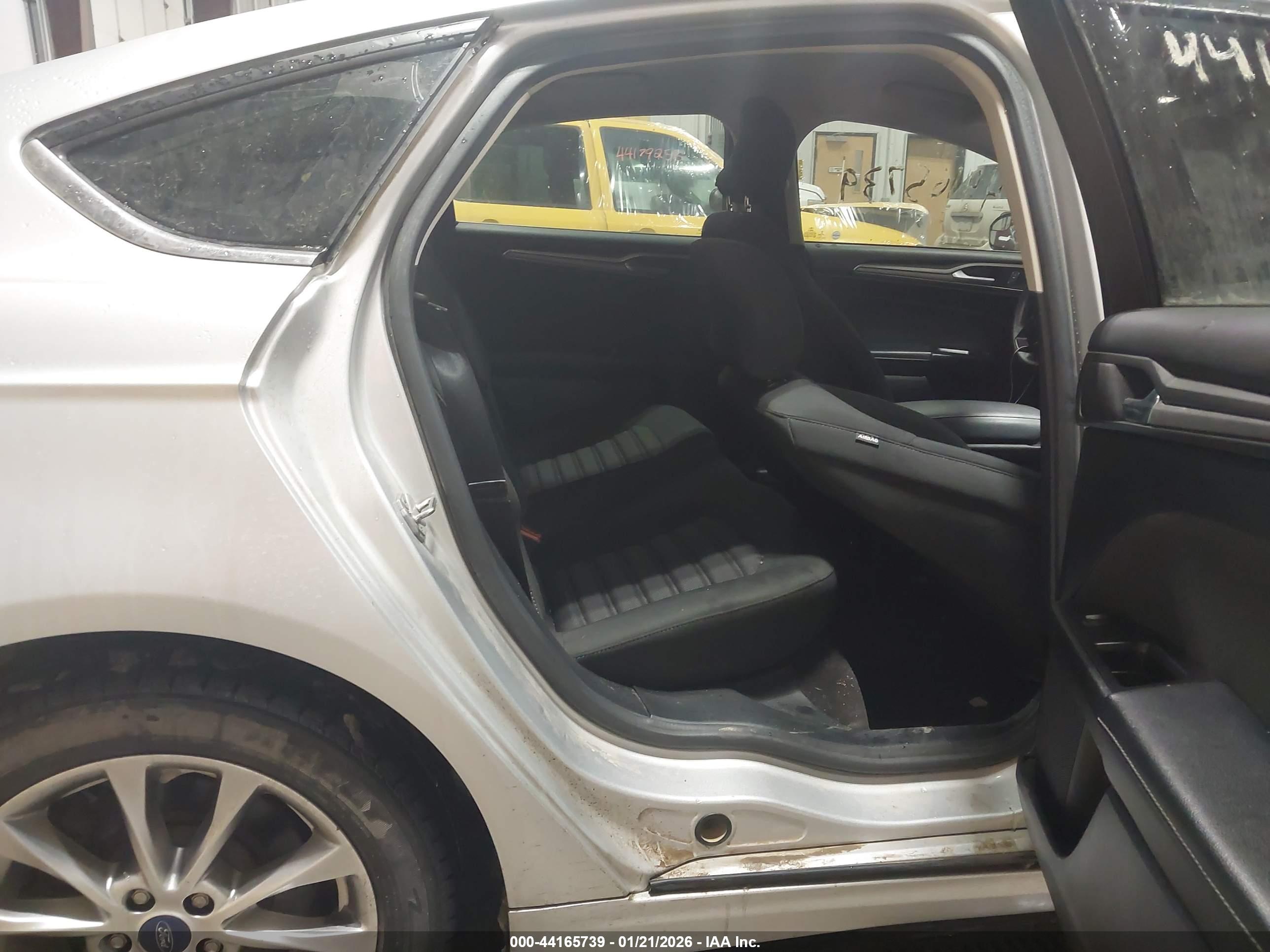 FORD FUSION image 8