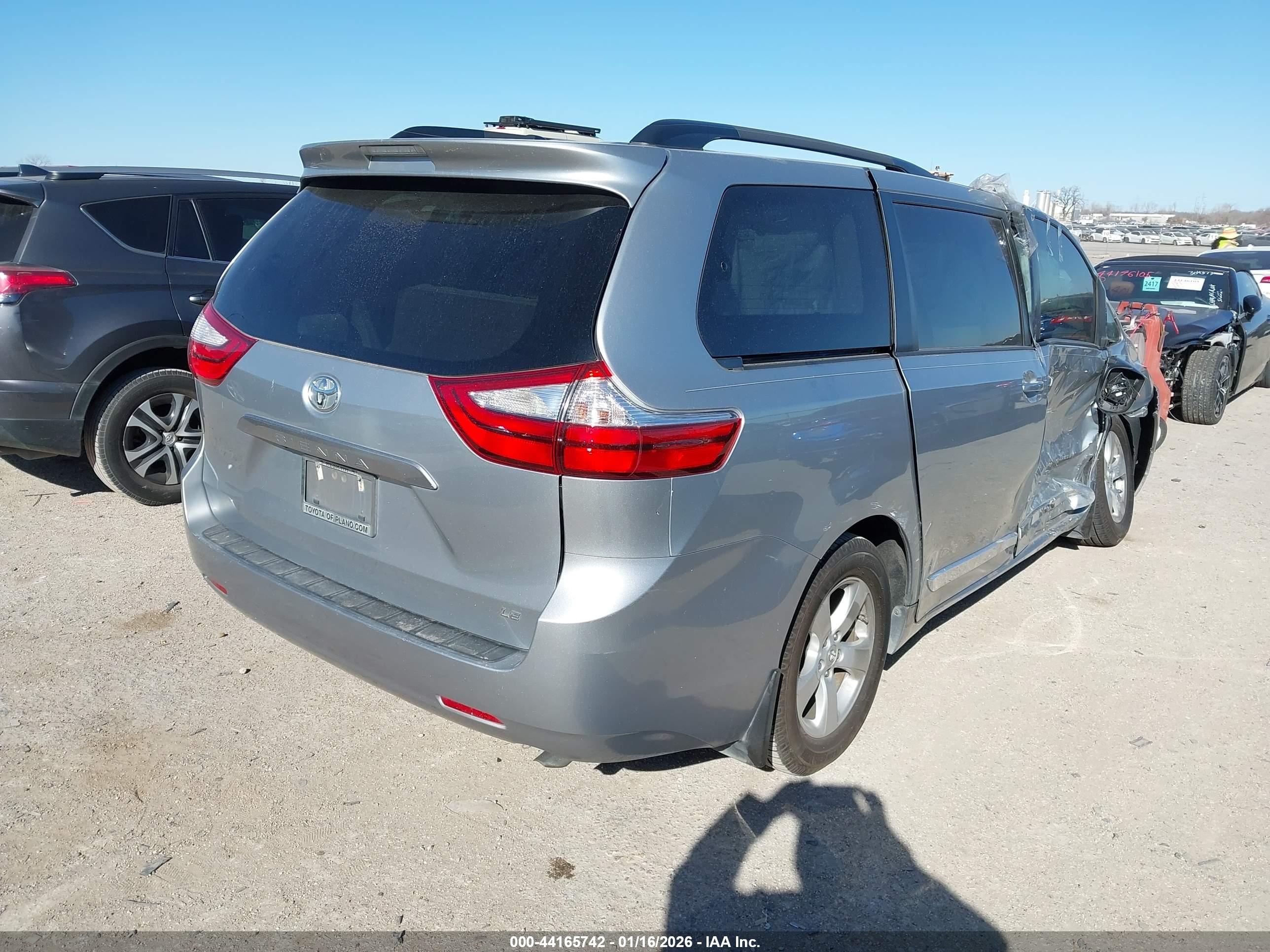 TOYOTA SIENNA image 4