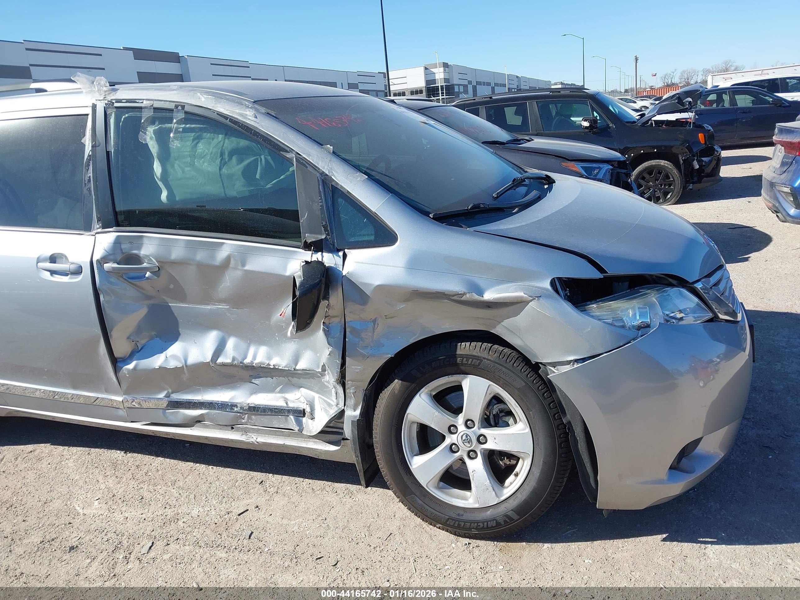 TOYOTA SIENNA image 6