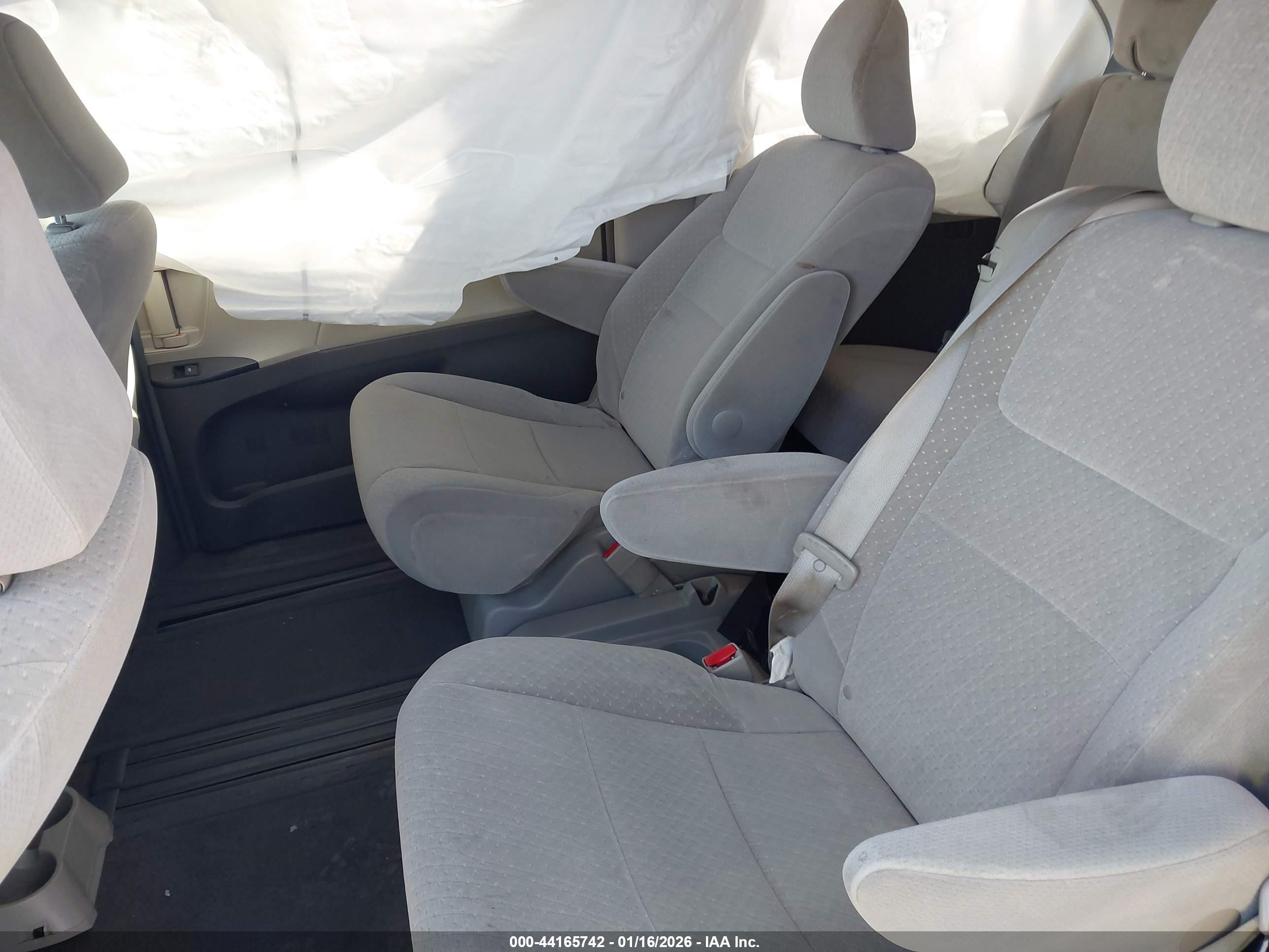 TOYOTA SIENNA image 8