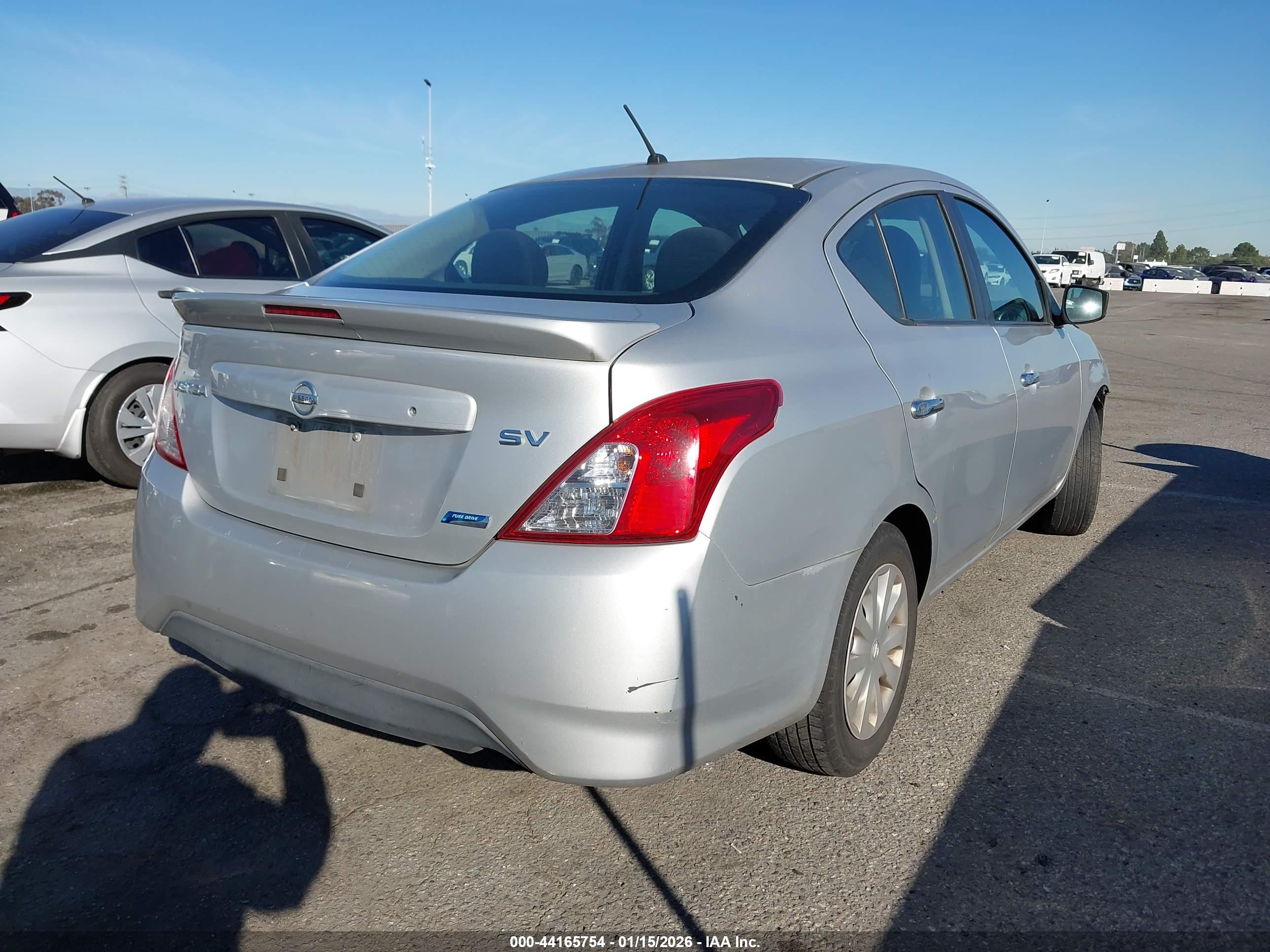 NISSAN VERSA image 4