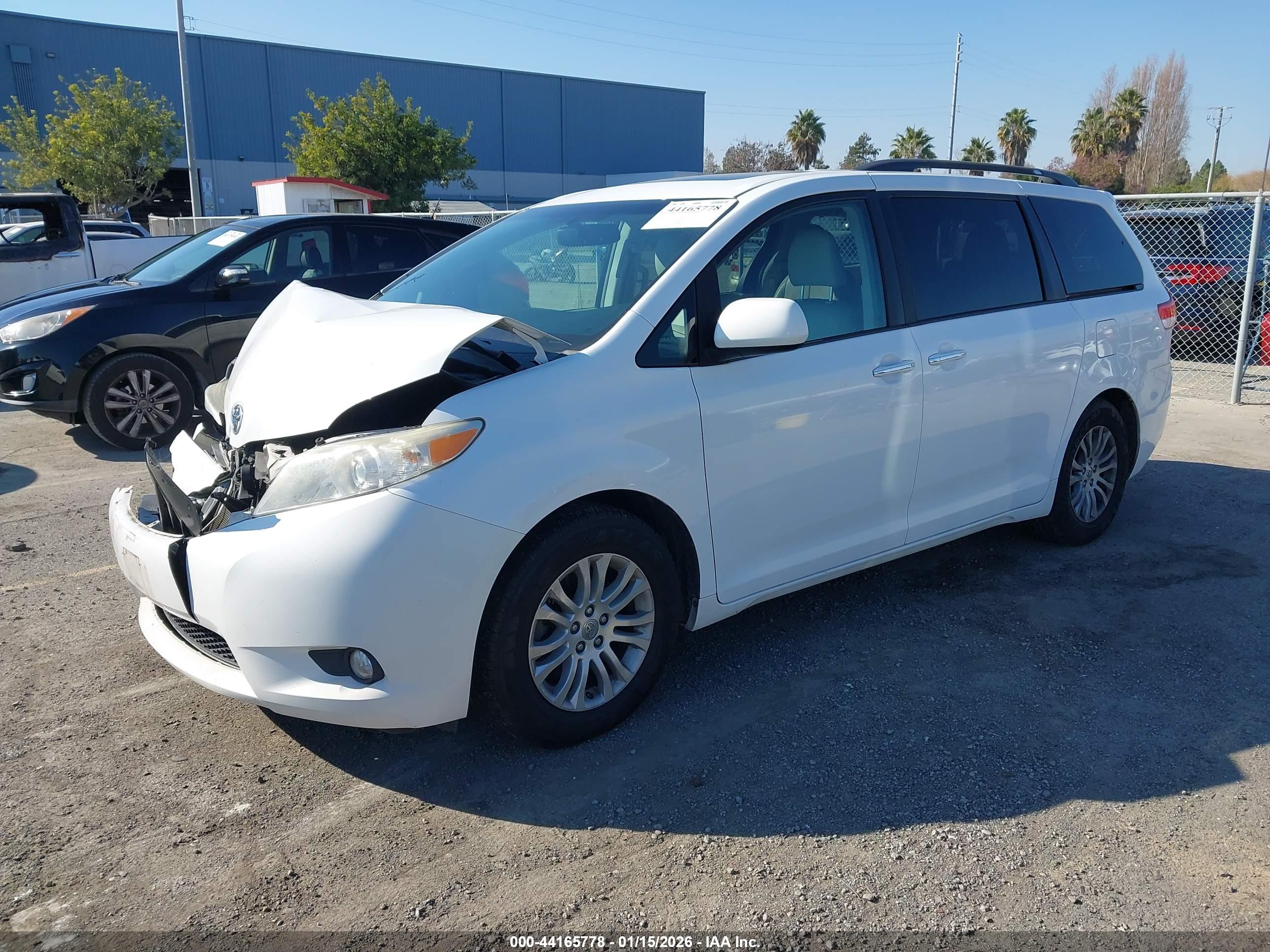 TOYOTA SIENNA image 2