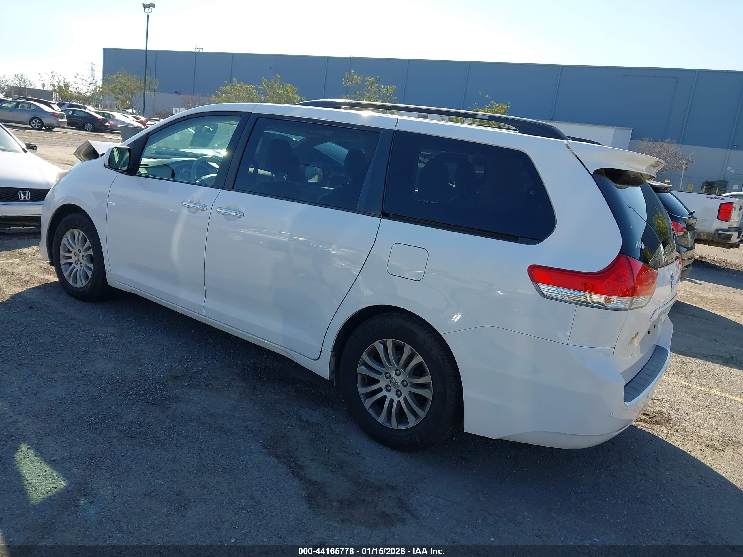 TOYOTA SIENNA image 3