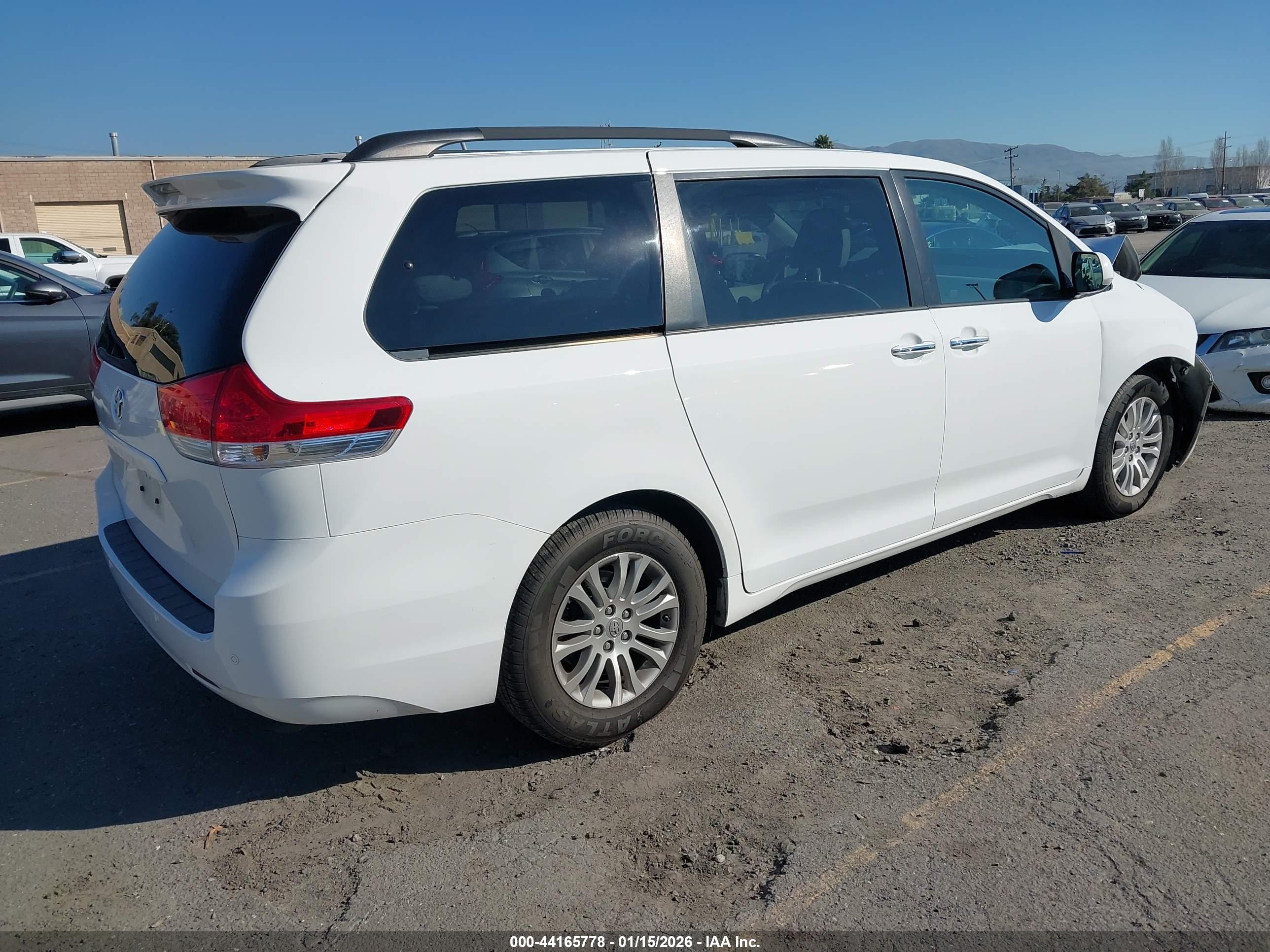 TOYOTA SIENNA image 4