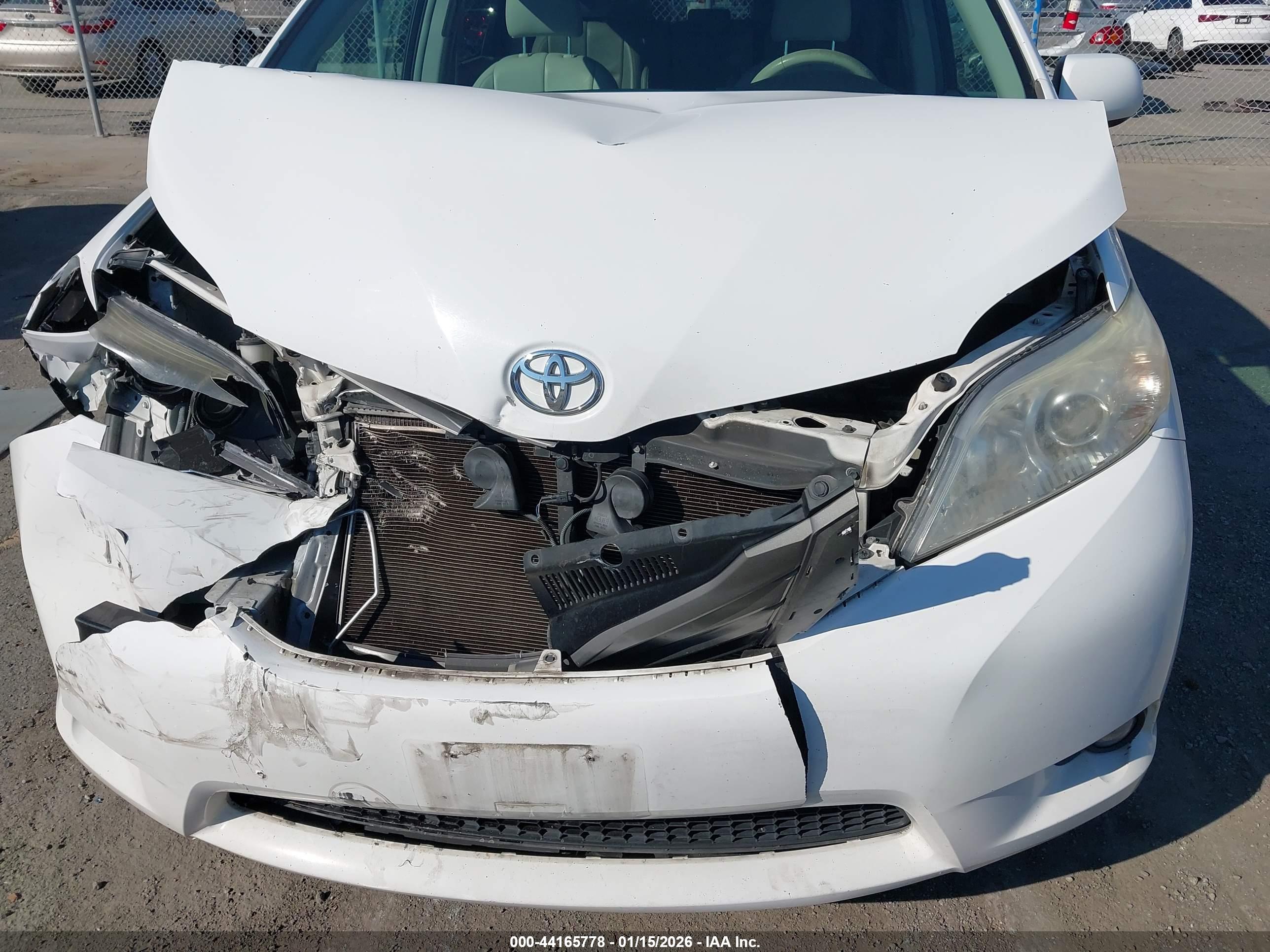 TOYOTA SIENNA image 6