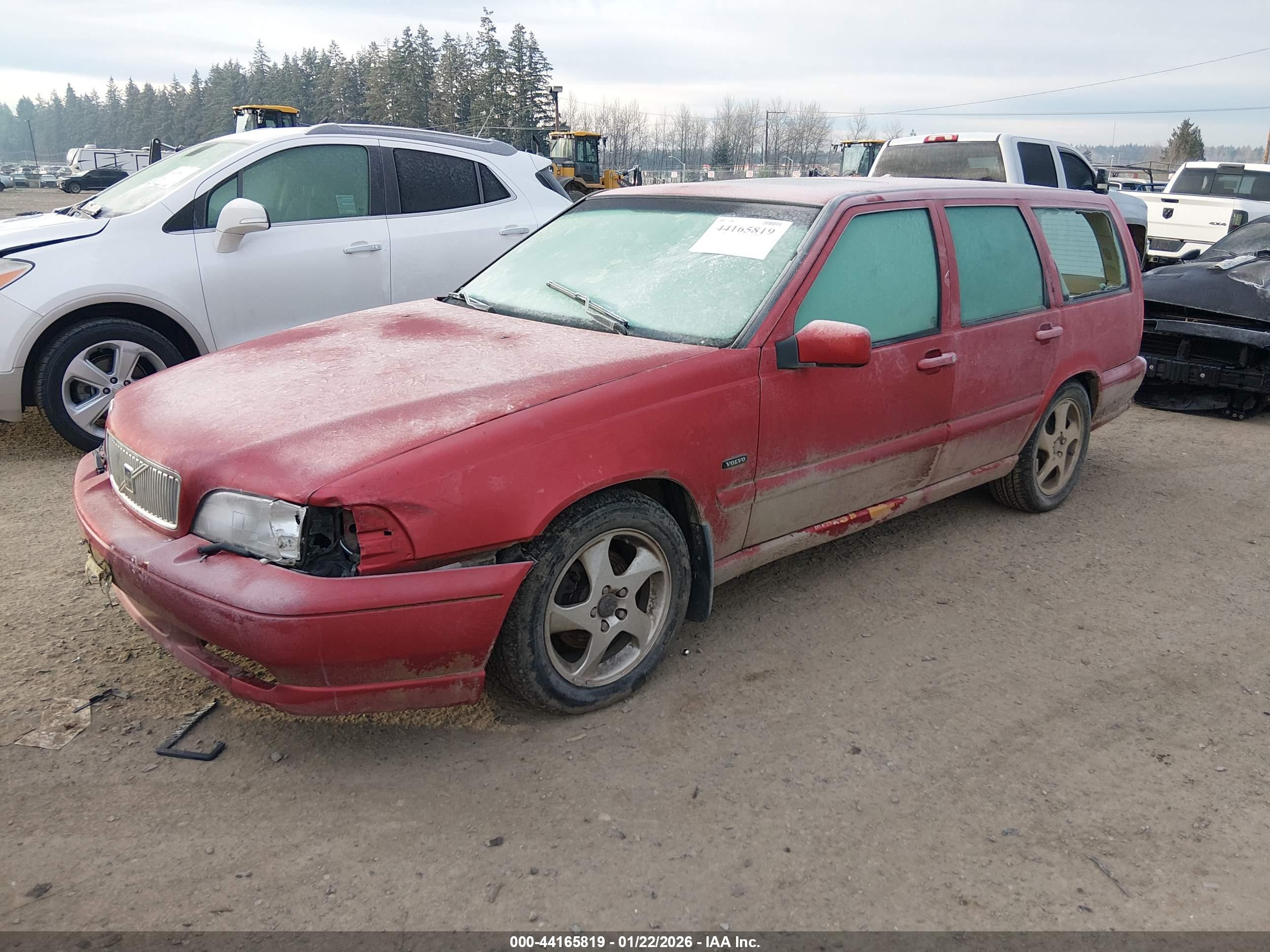 VOLVO V70 image 2