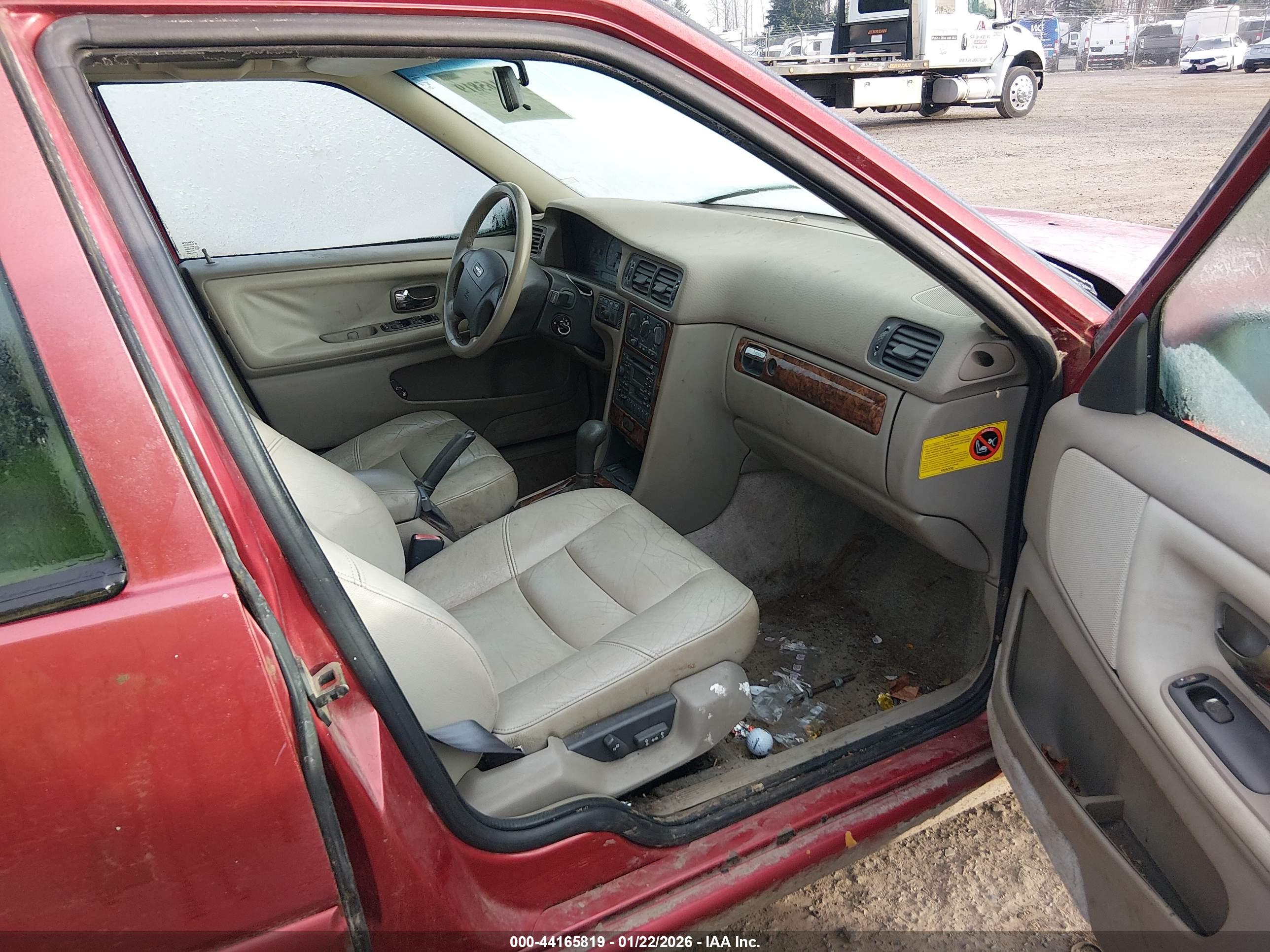VOLVO V70 image 5