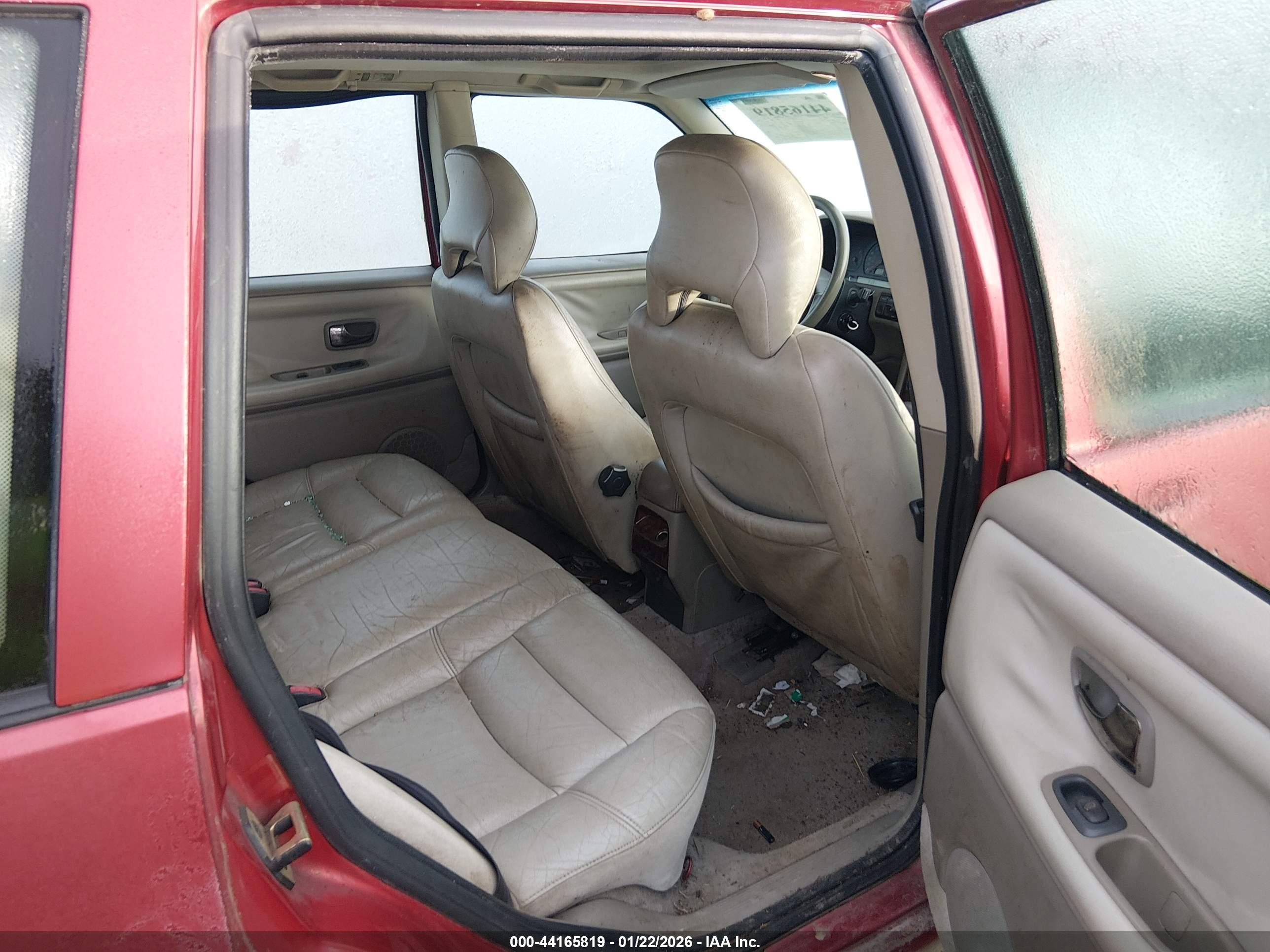 VOLVO V70 image 8