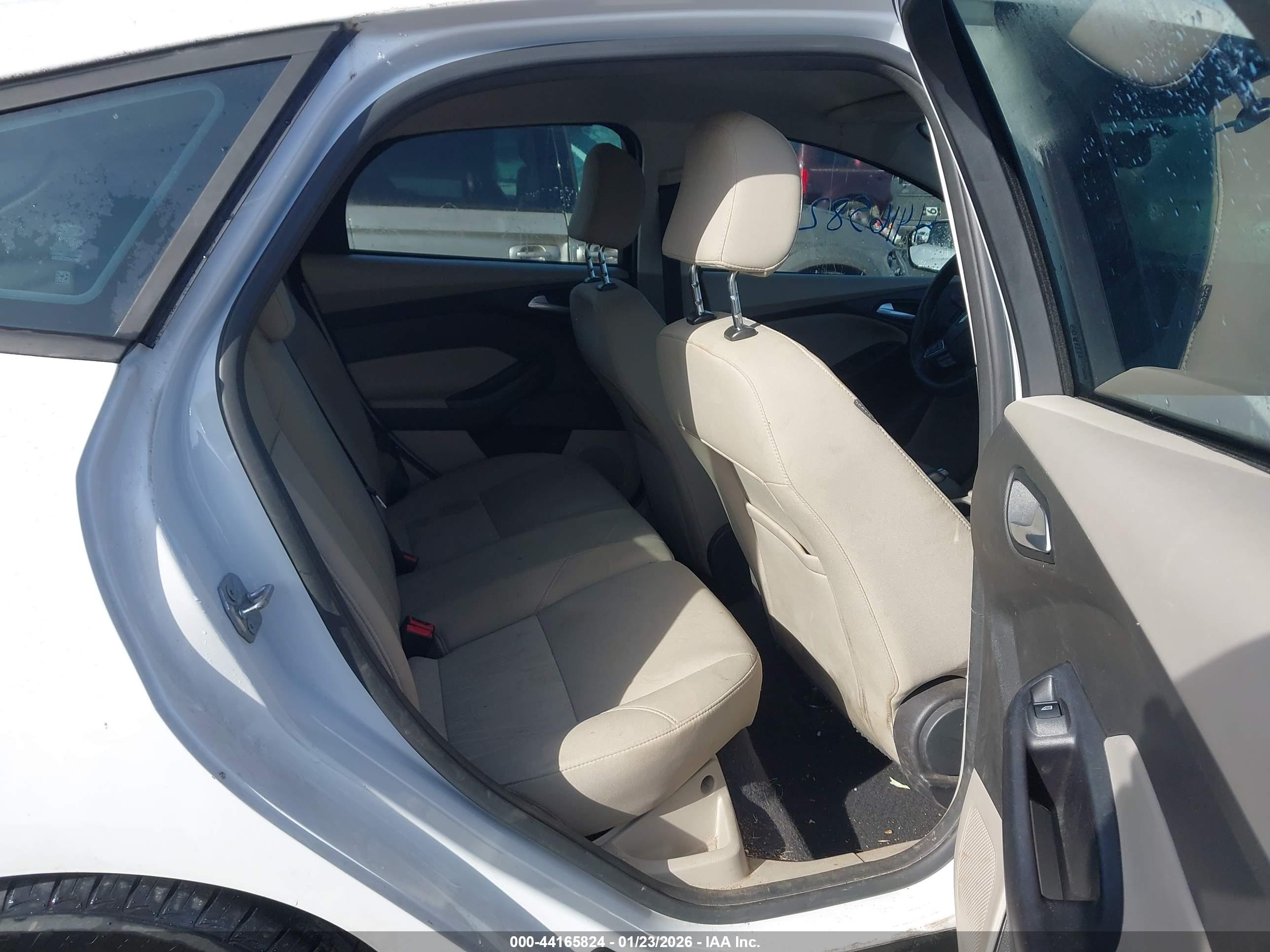FORD FOCUS image 8