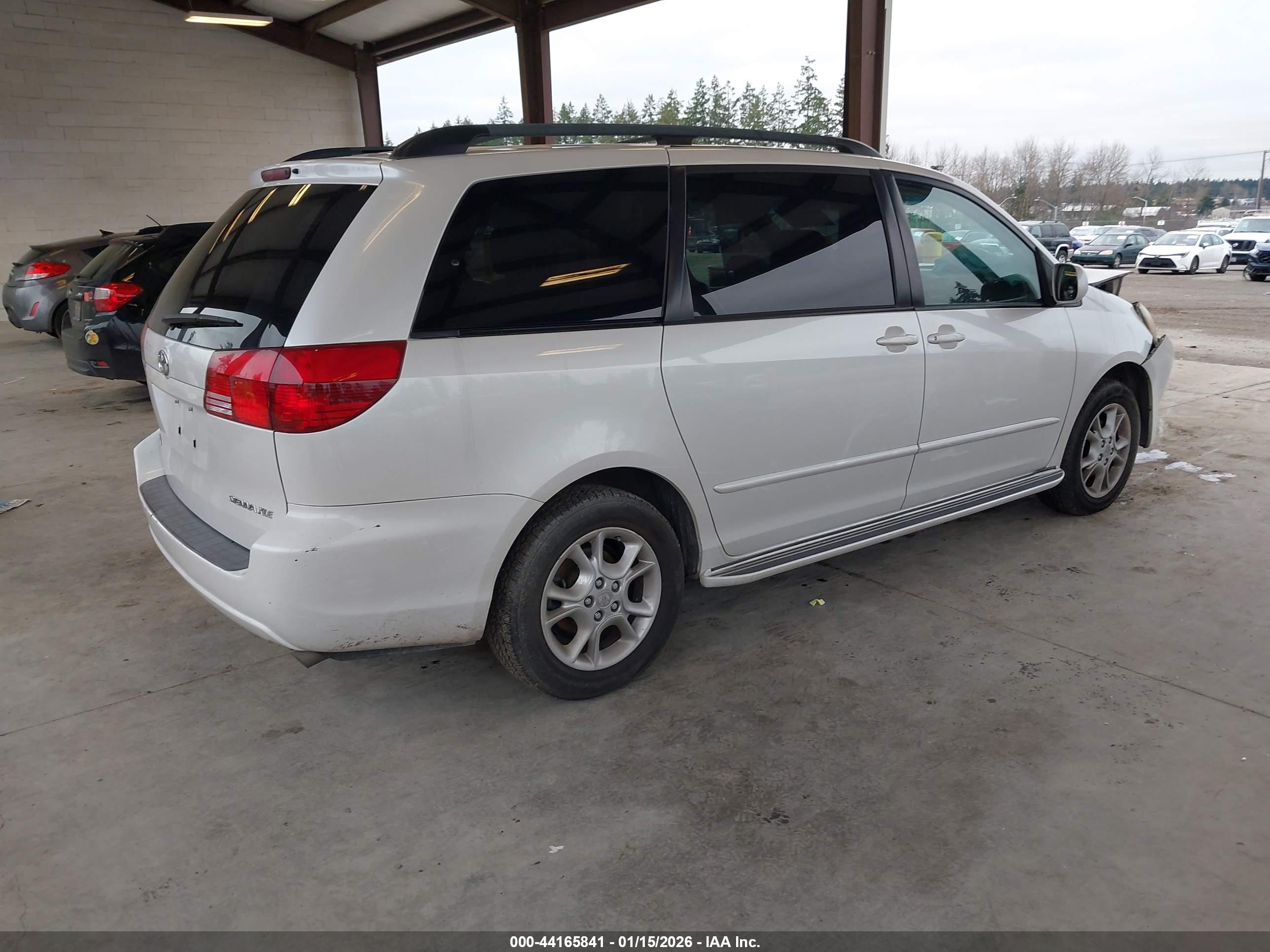 TOYOTA SIENNA image 4
