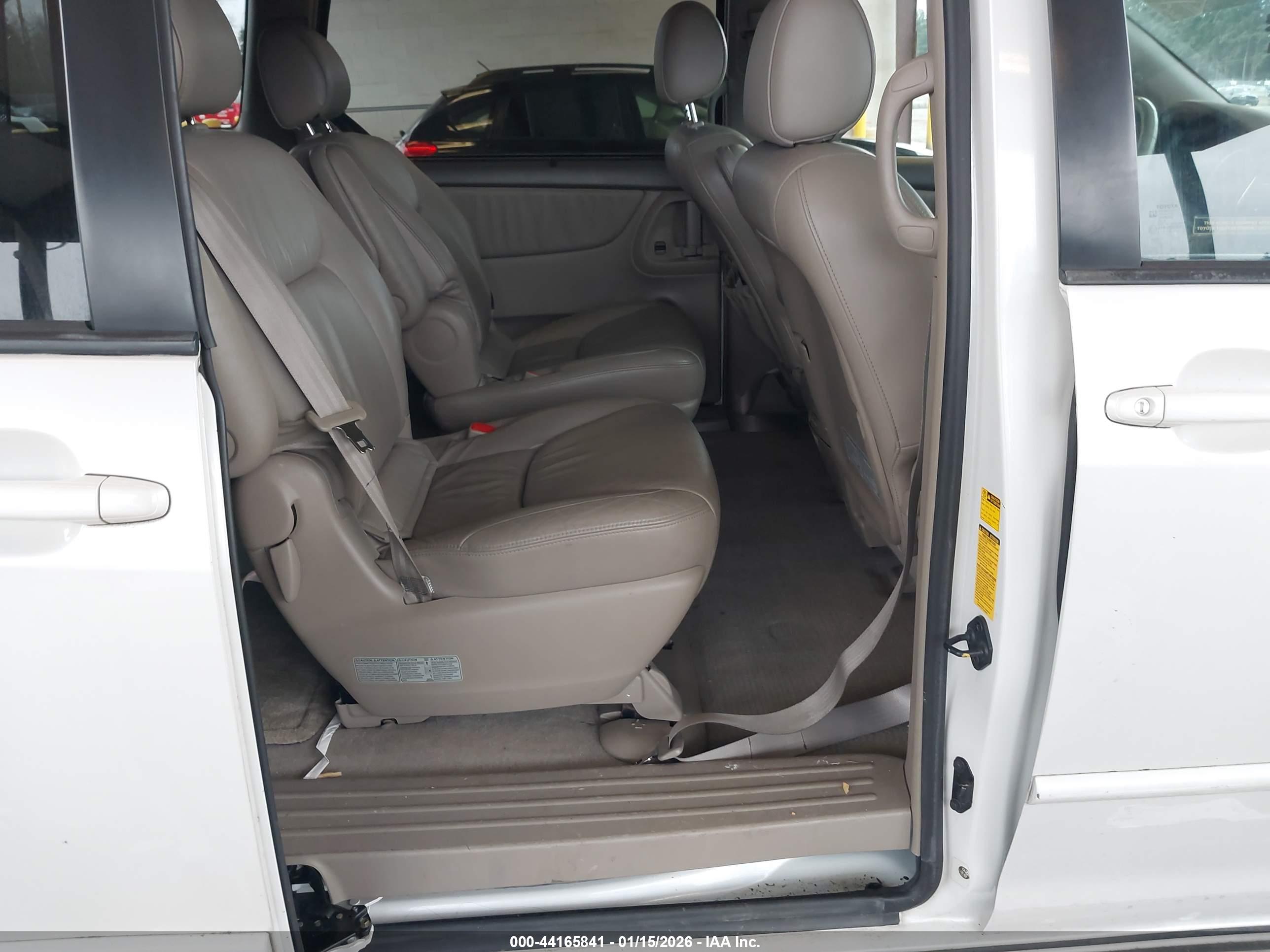 TOYOTA SIENNA image 8