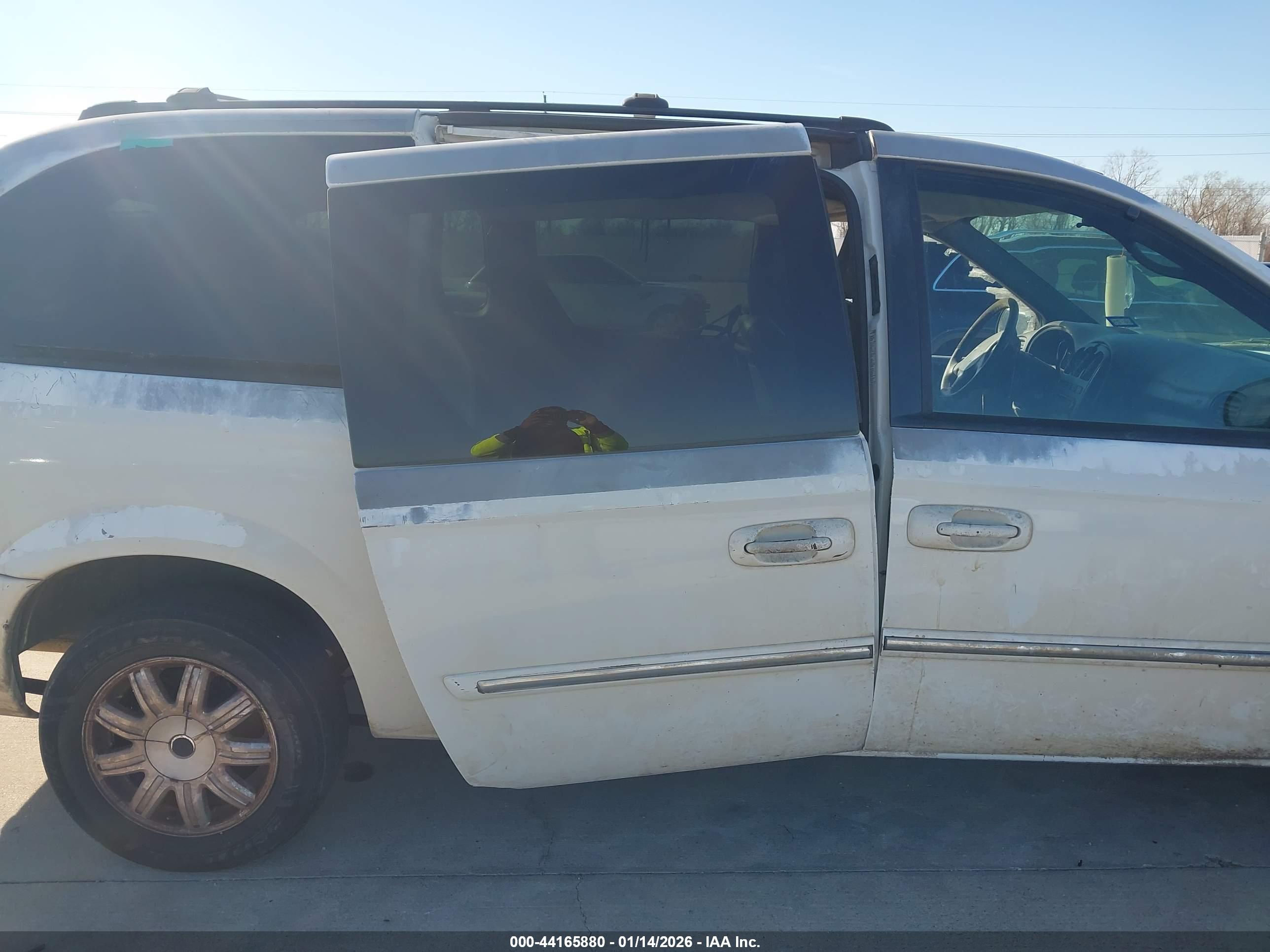 CHRYSLER TOWN image 6