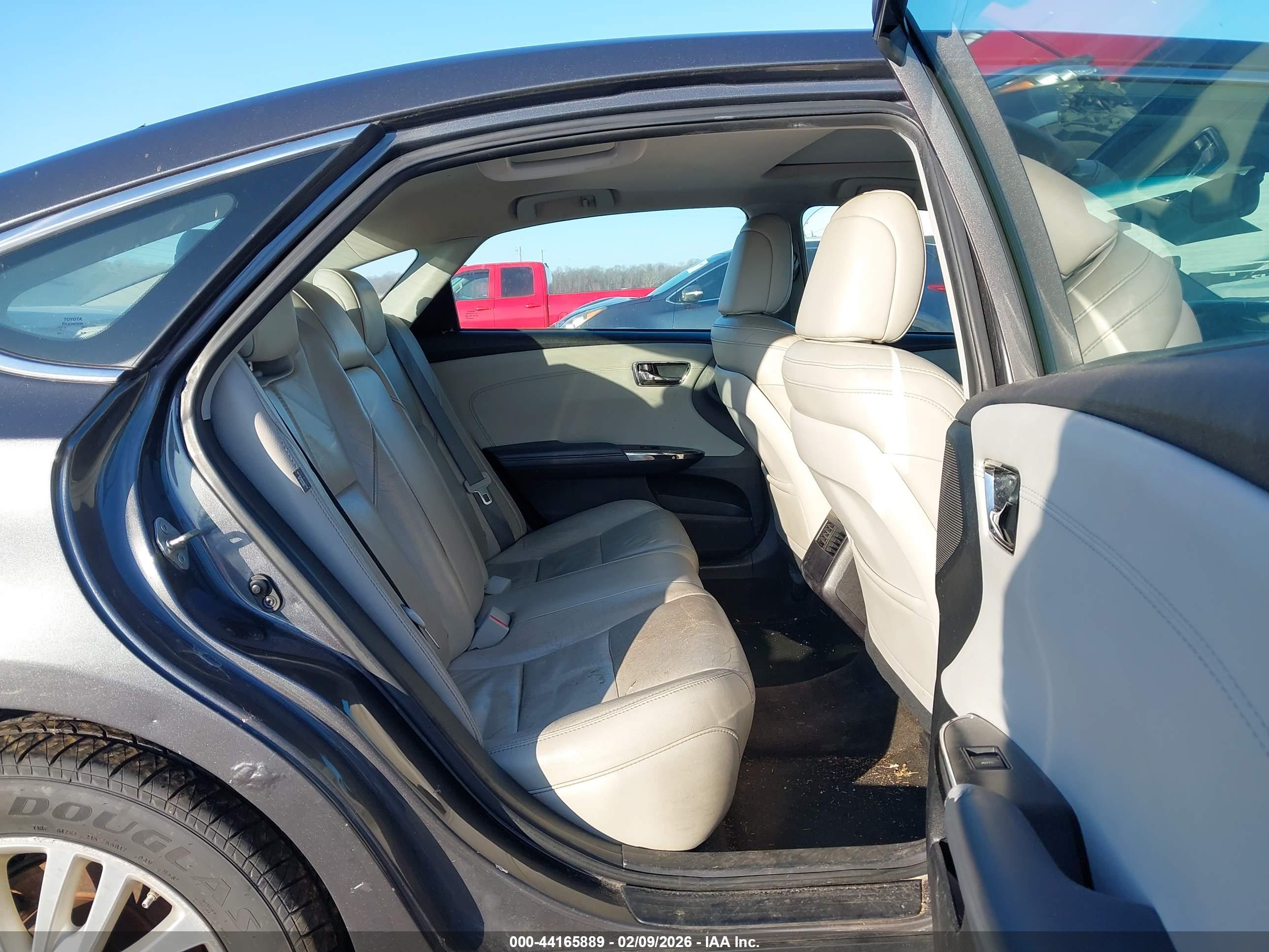 TOYOTA AVALON image 8