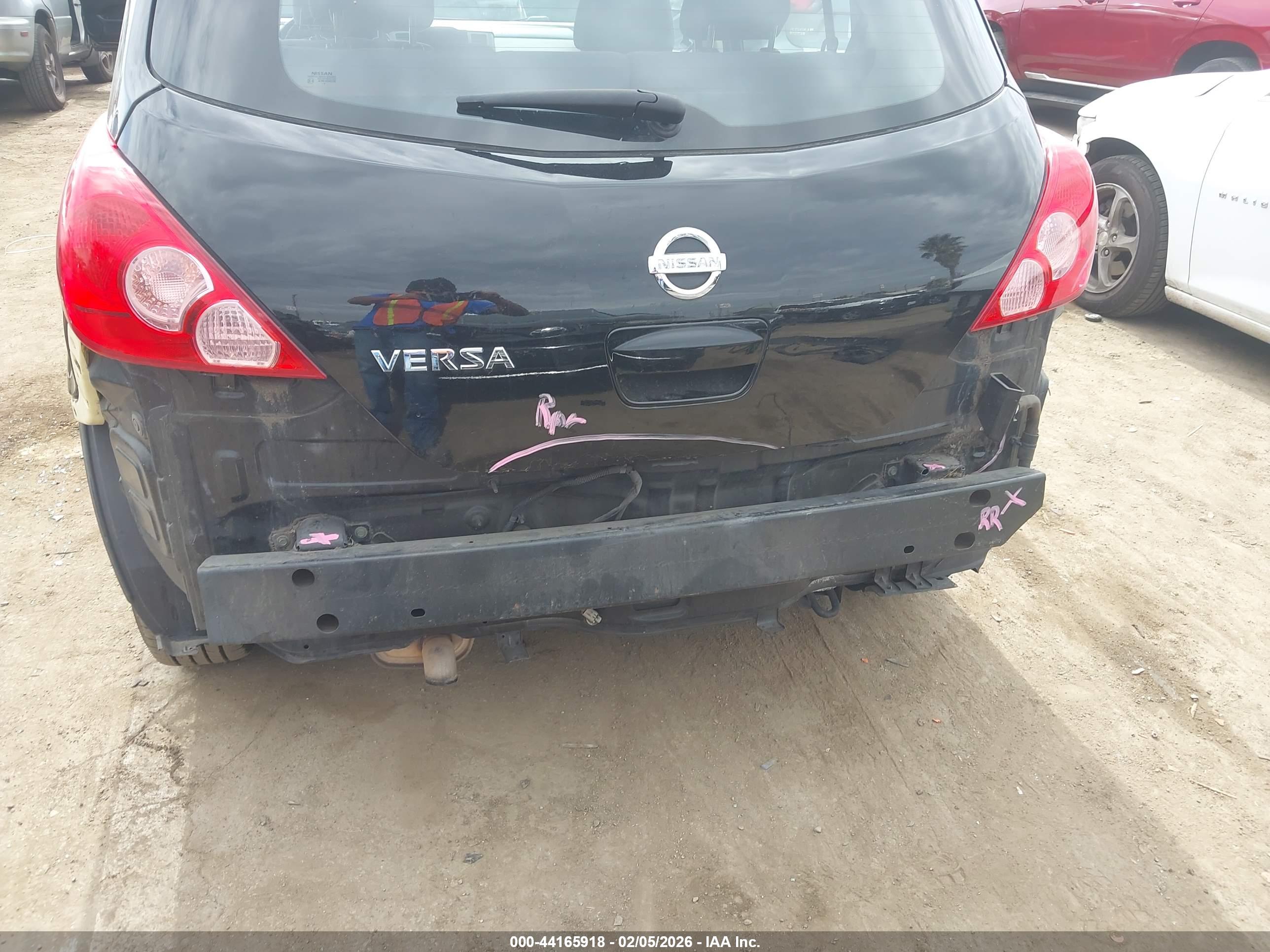 NISSAN VERSA image 6