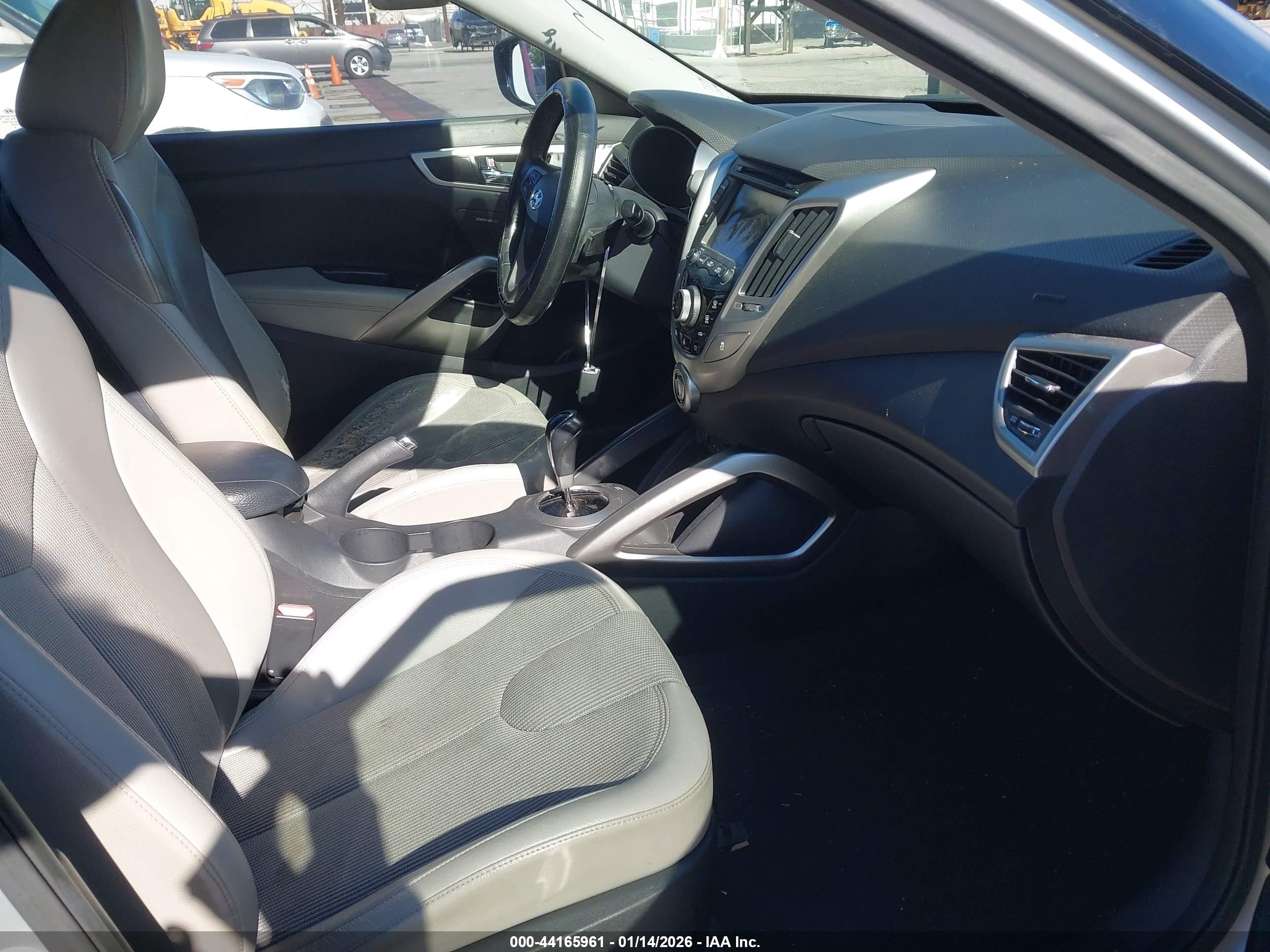 HYUNDAI VELOSTER image 5