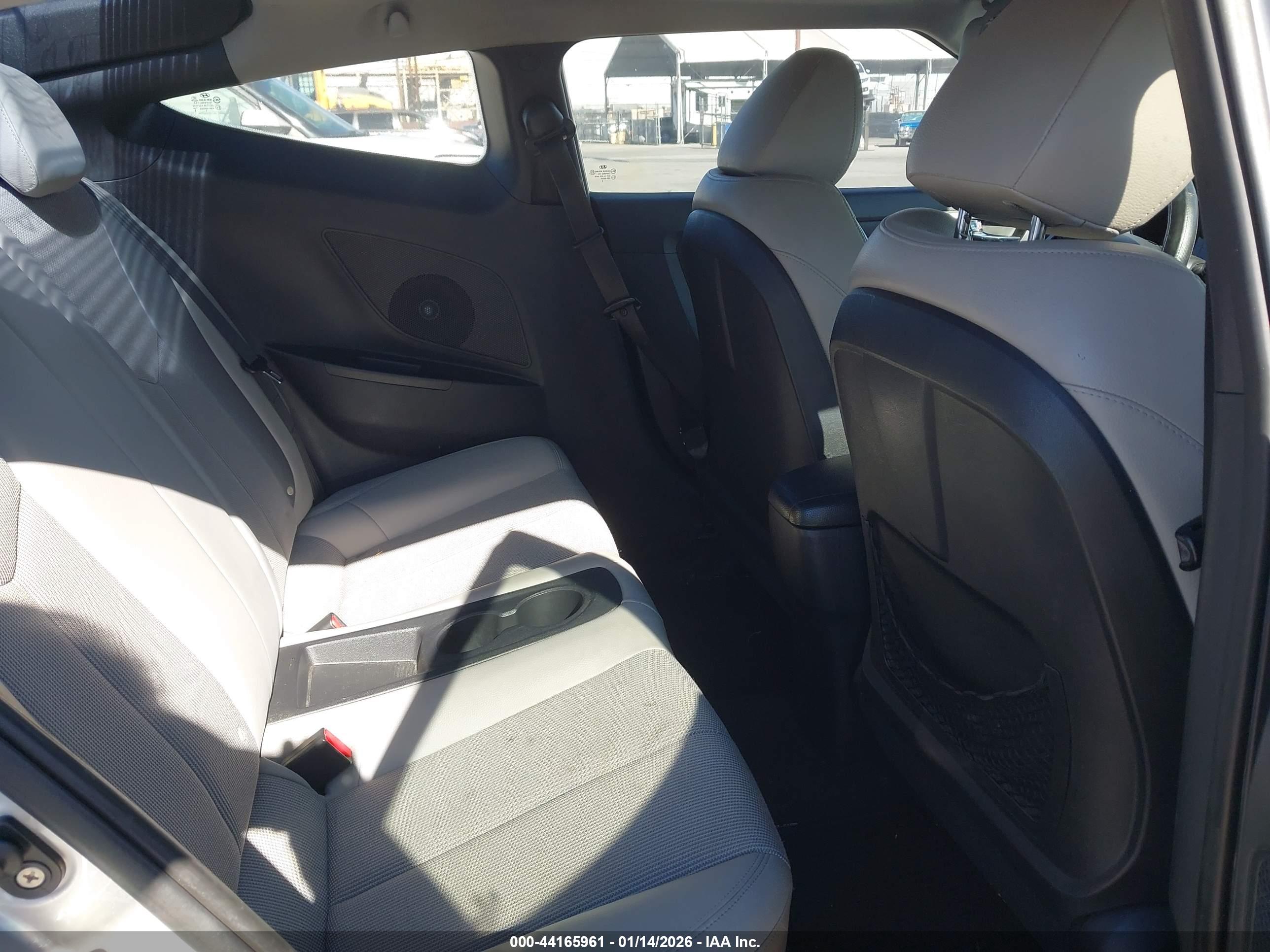 HYUNDAI VELOSTER image 8