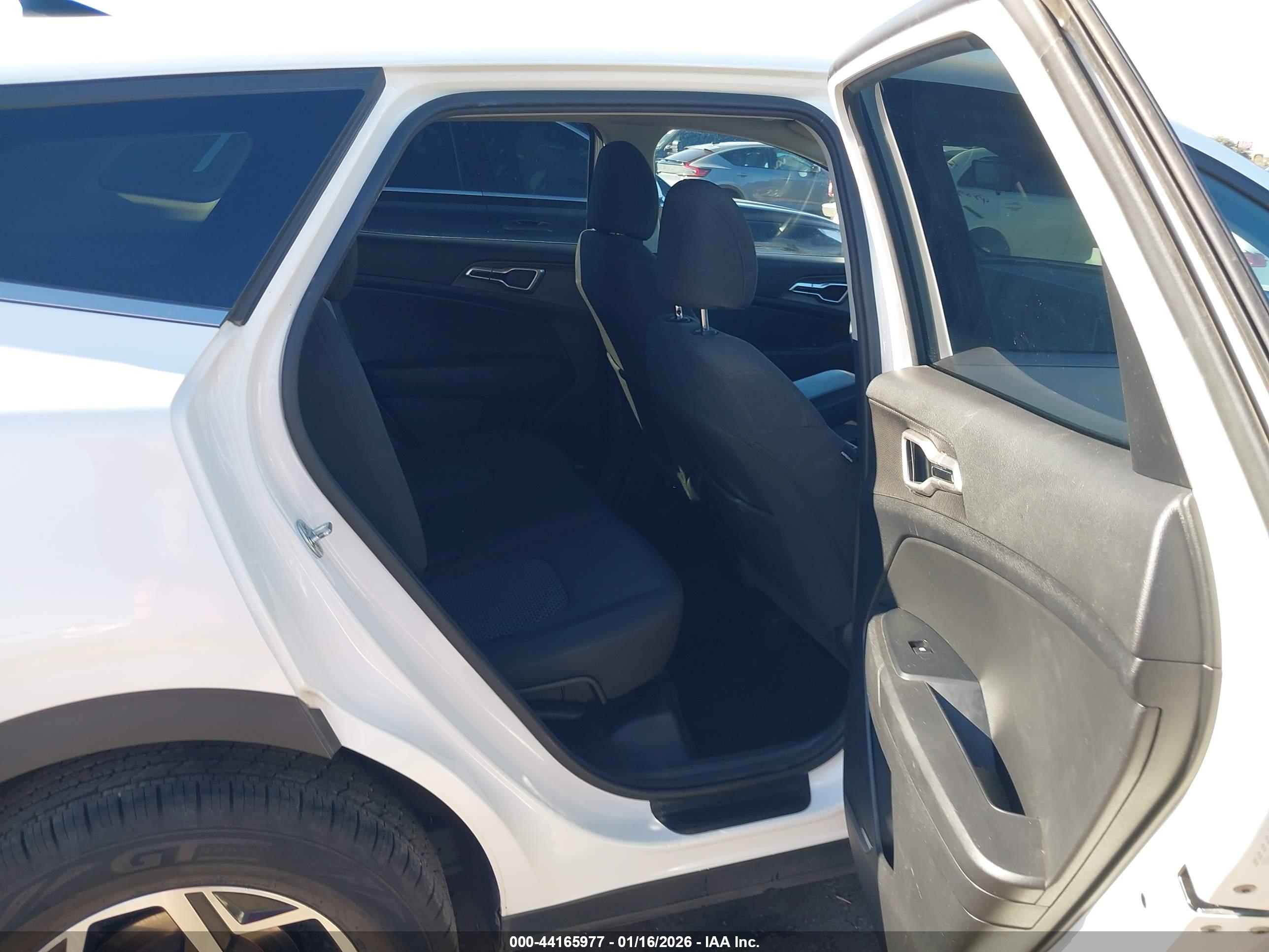 KIA SPORTAGE image 8