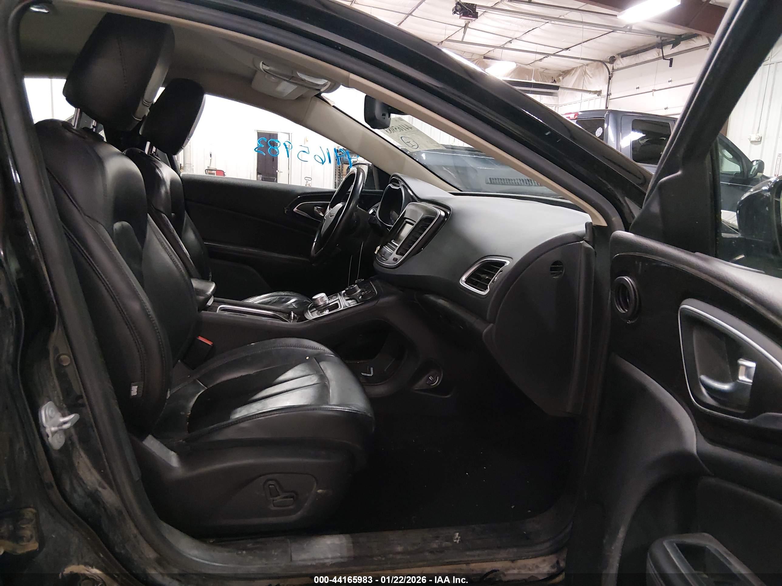 CHRYSLER 200 image 5