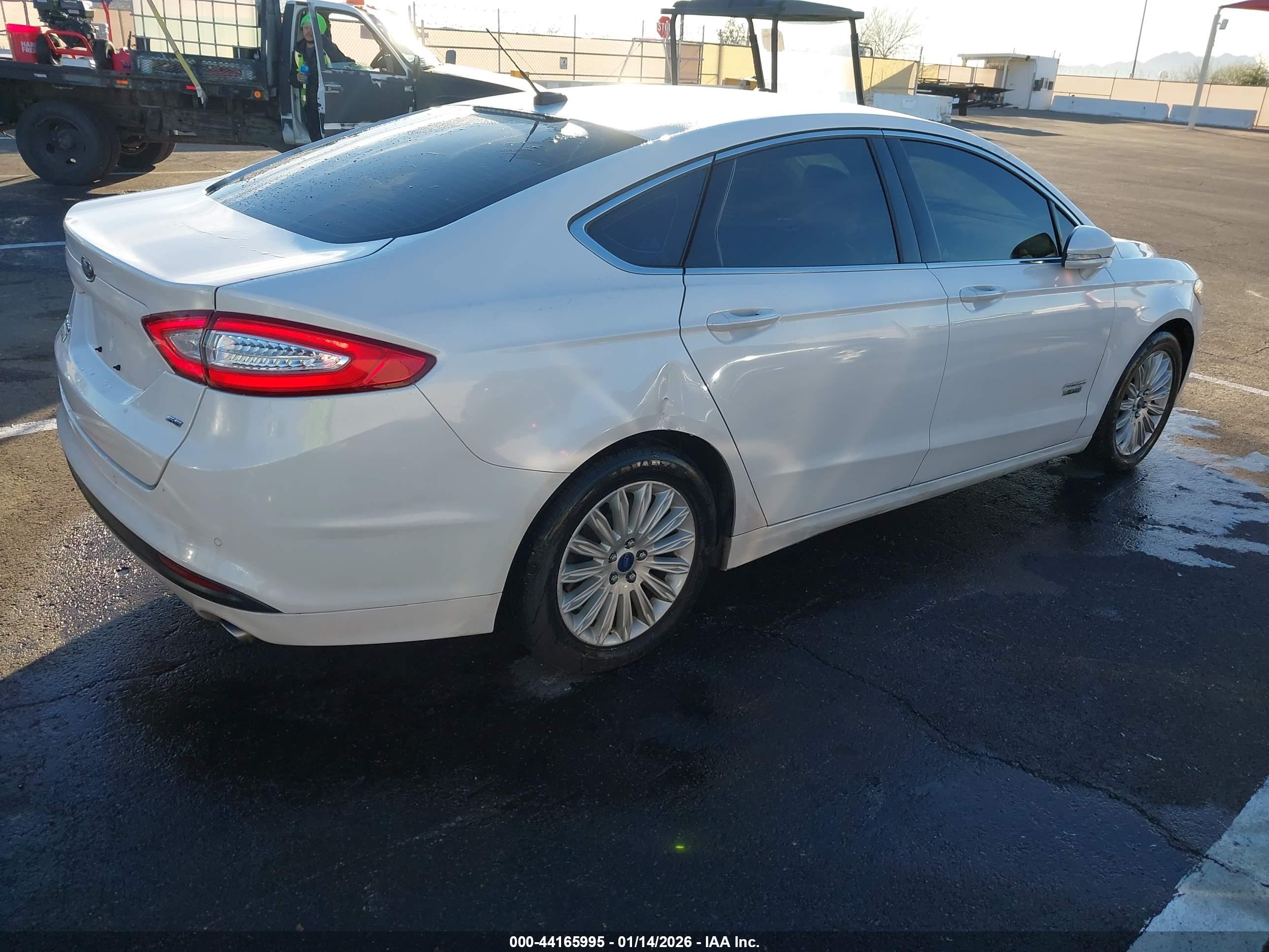 FORD FUSION image 4