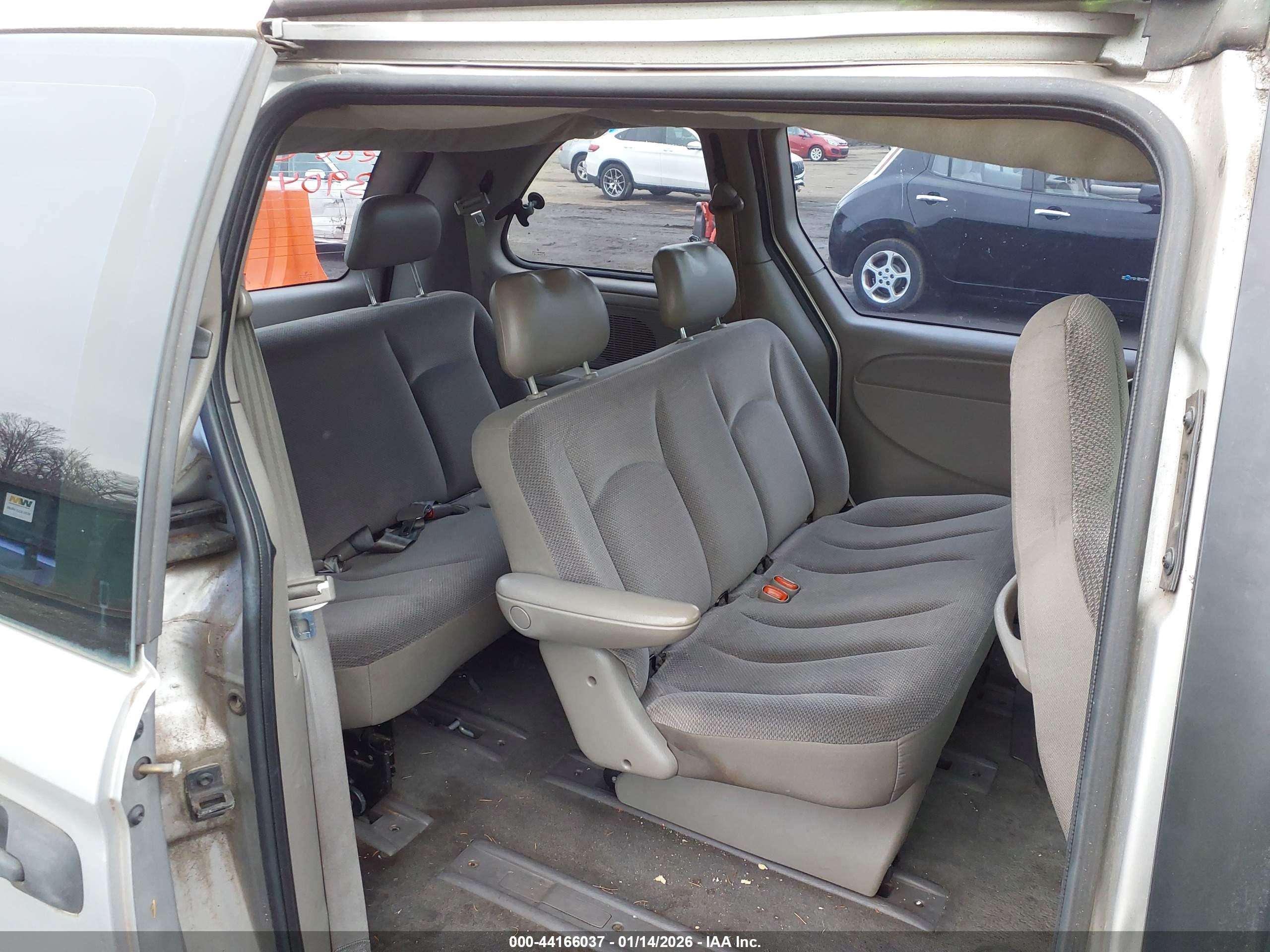 CHRYSLER VOYAGER image 8