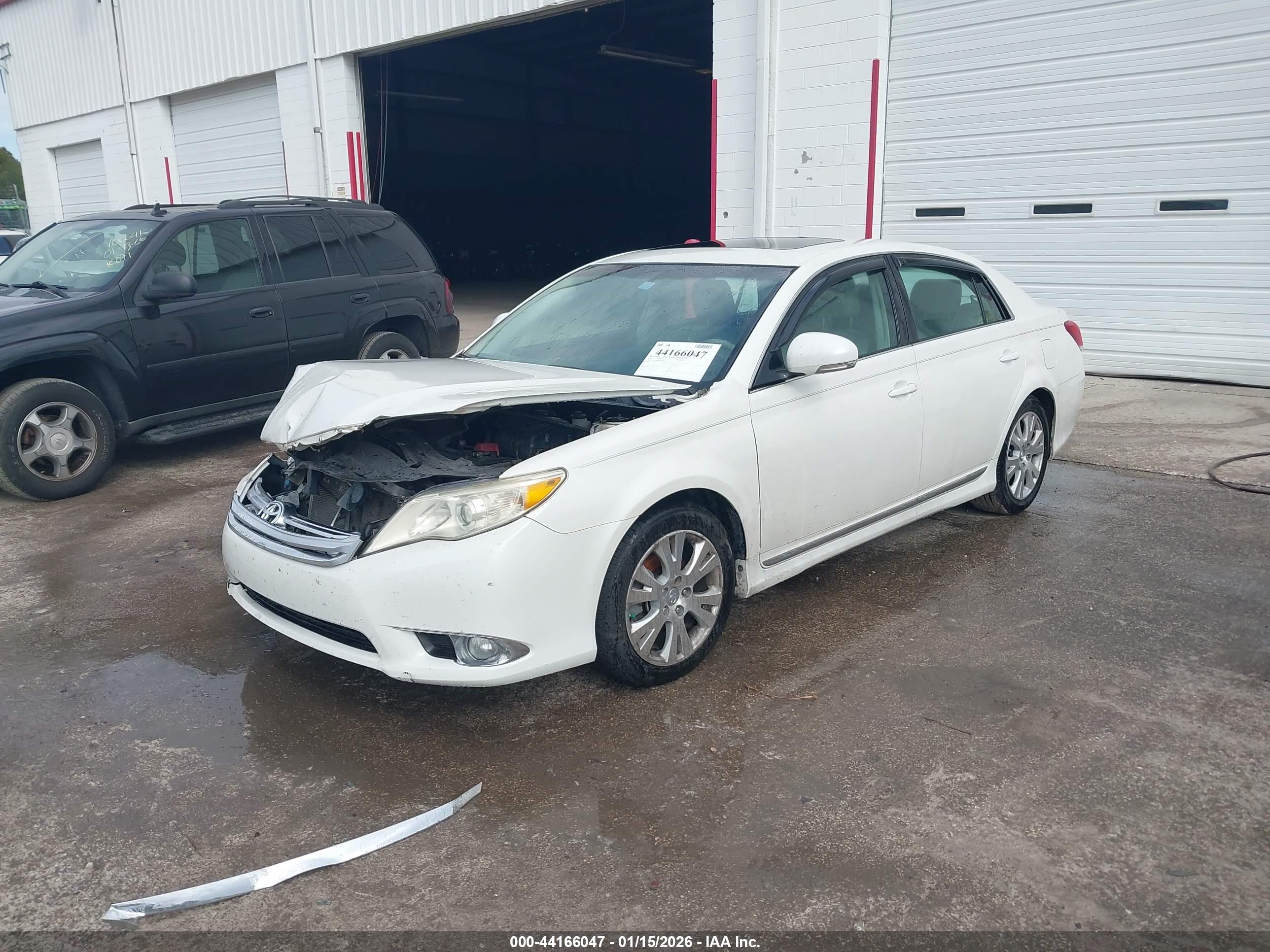 TOYOTA AVALON image 2