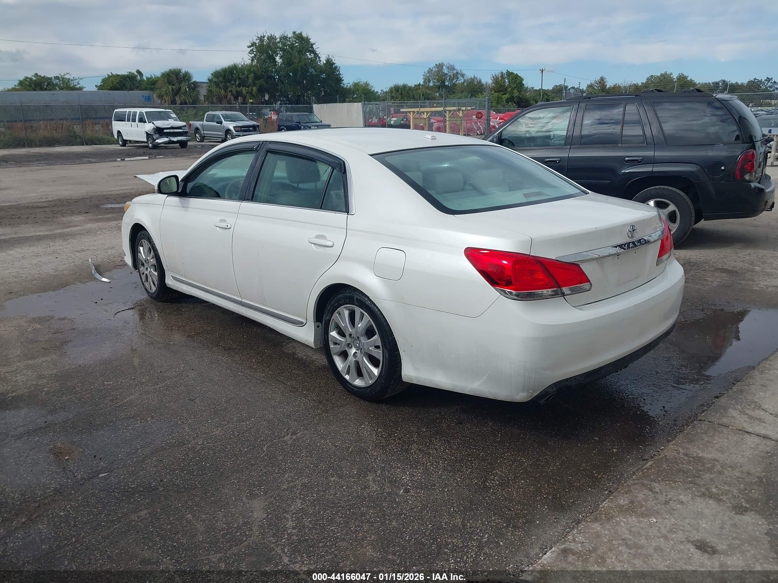 TOYOTA AVALON image 3