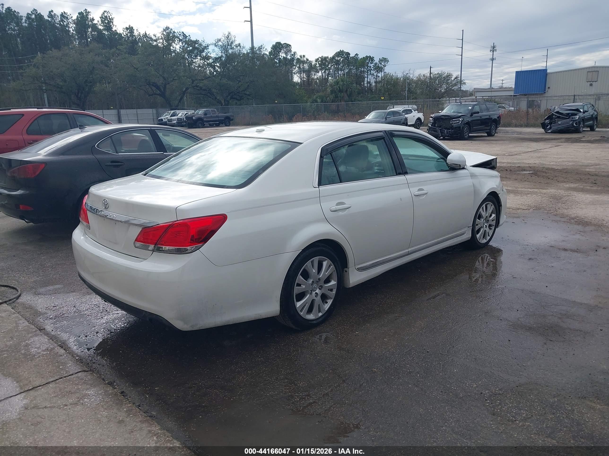 TOYOTA AVALON image 4