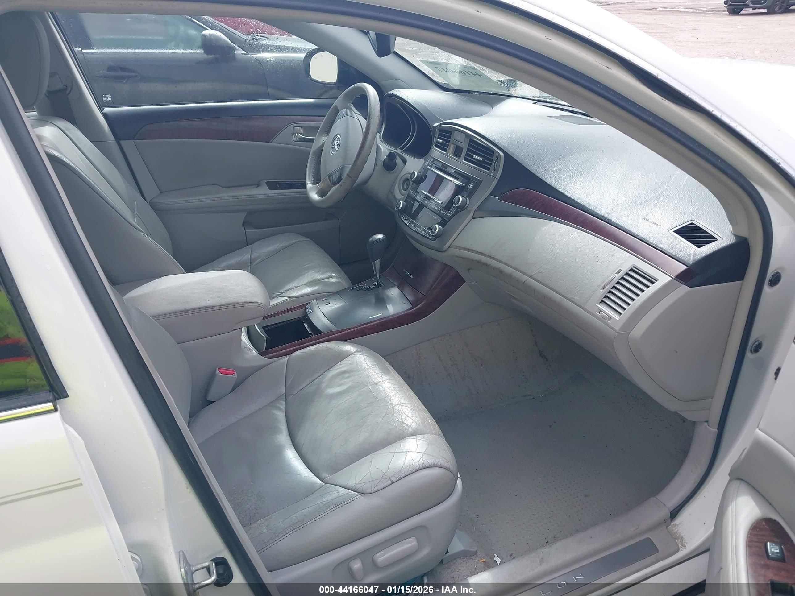 TOYOTA AVALON image 5
