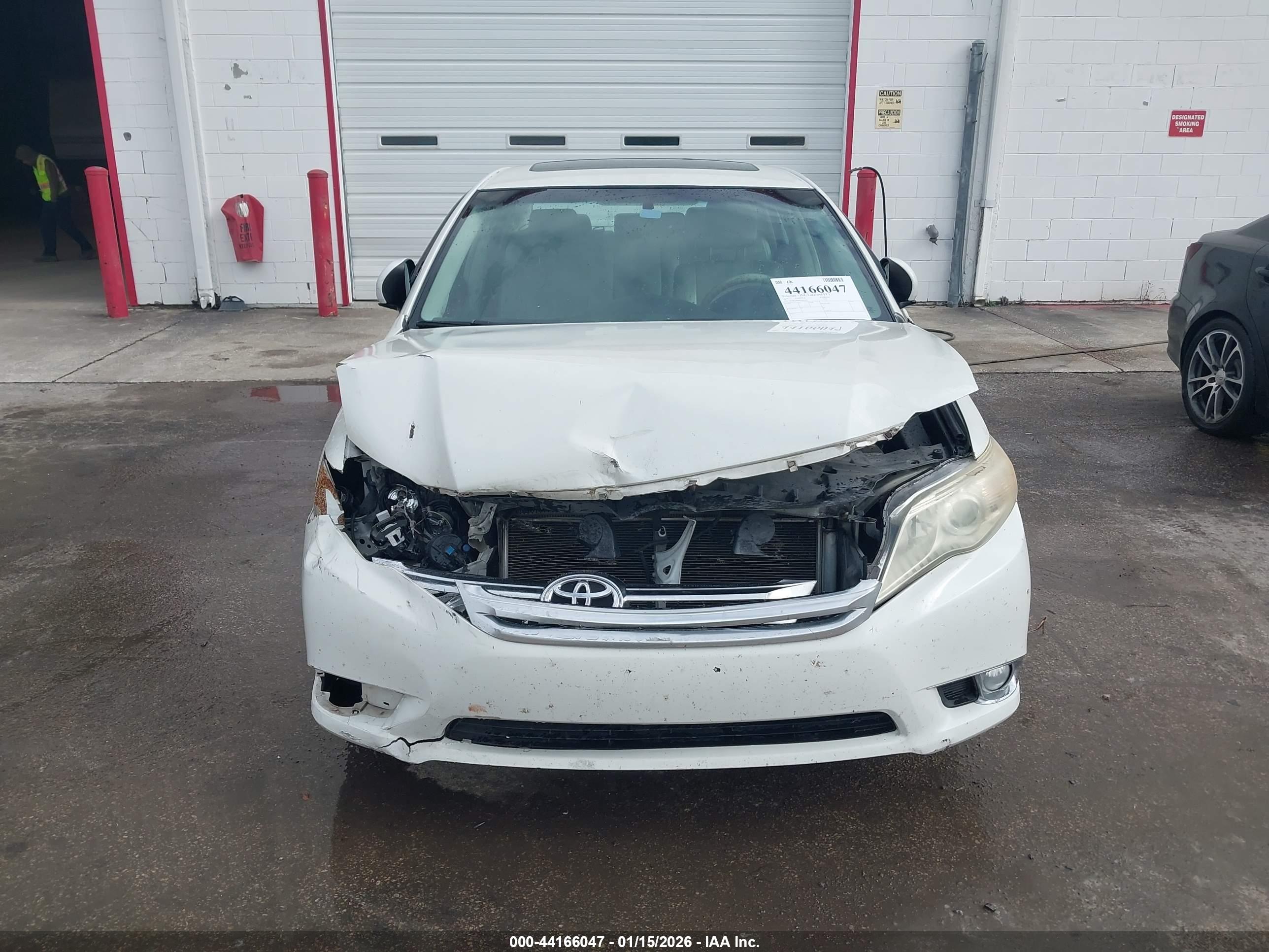 TOYOTA AVALON image 6