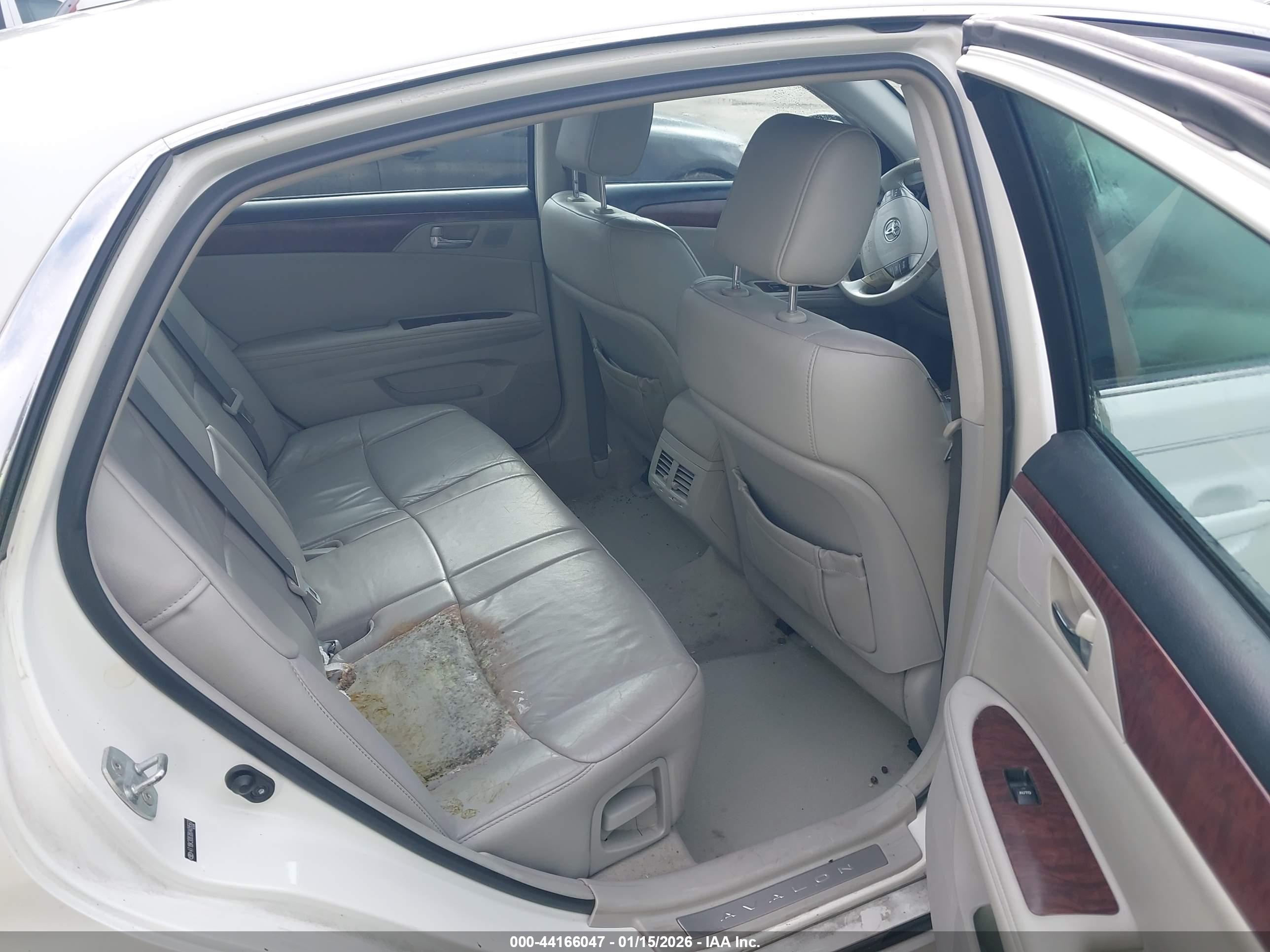 TOYOTA AVALON image 8
