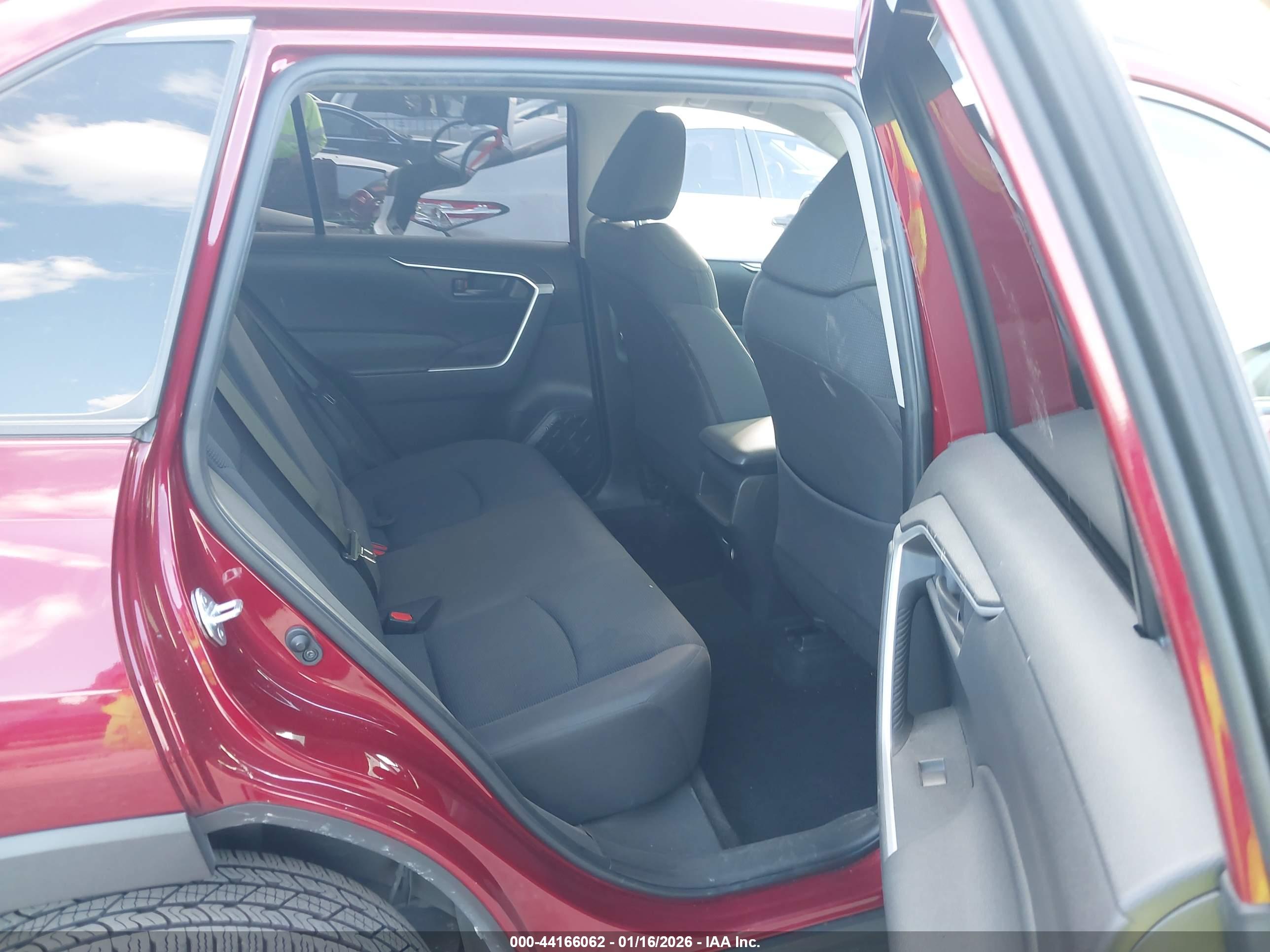 TOYOTA RAV4 image 8
