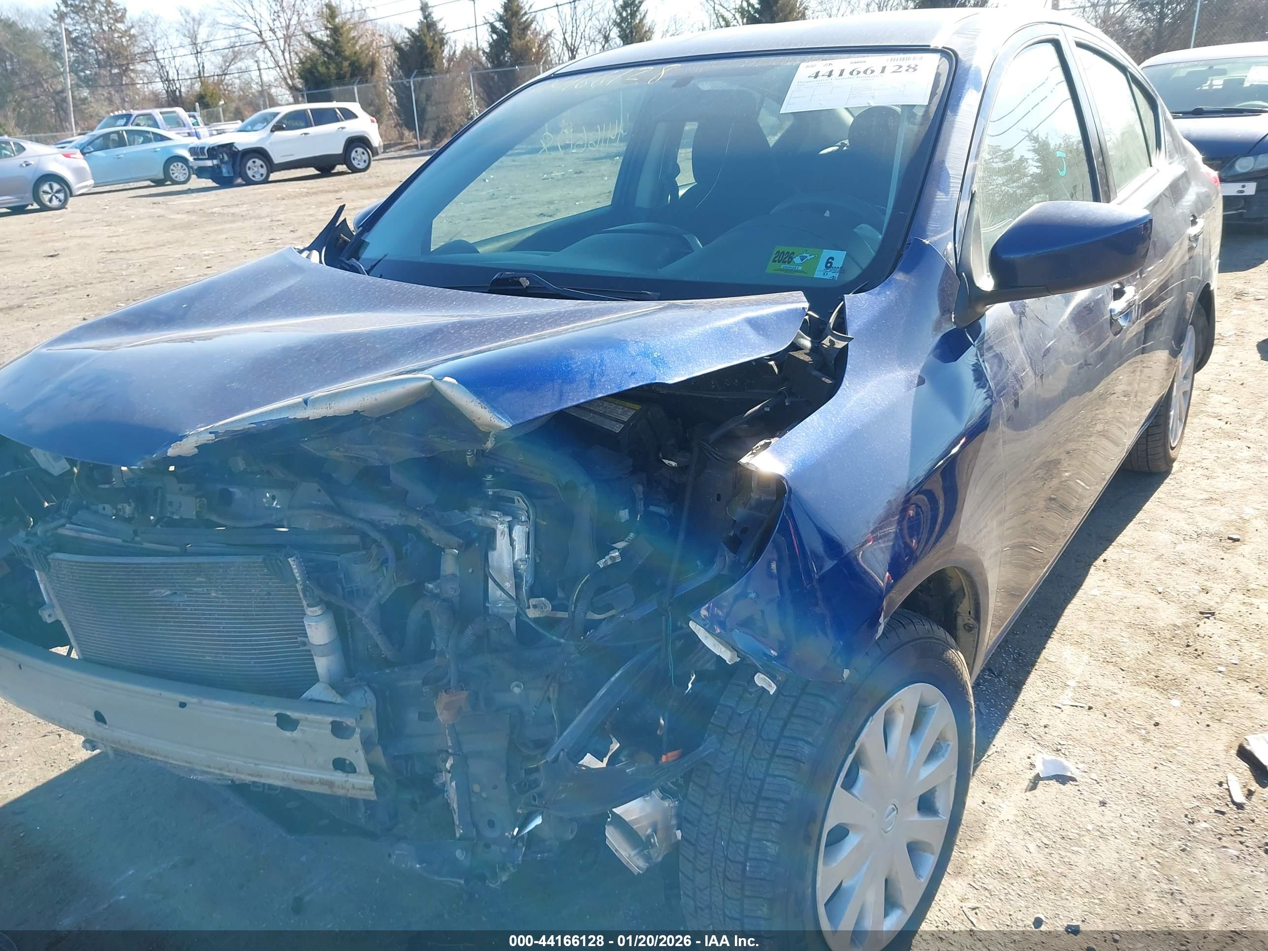 NISSAN VERSA image 6