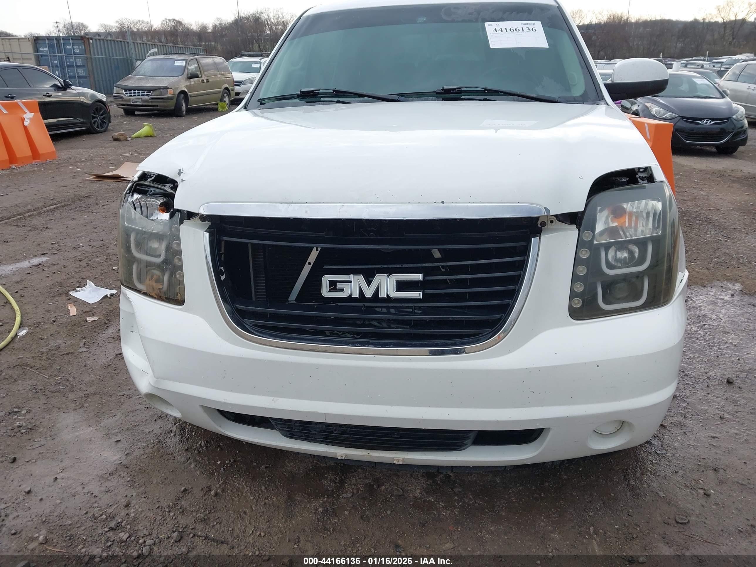 GMC YUKON image 6