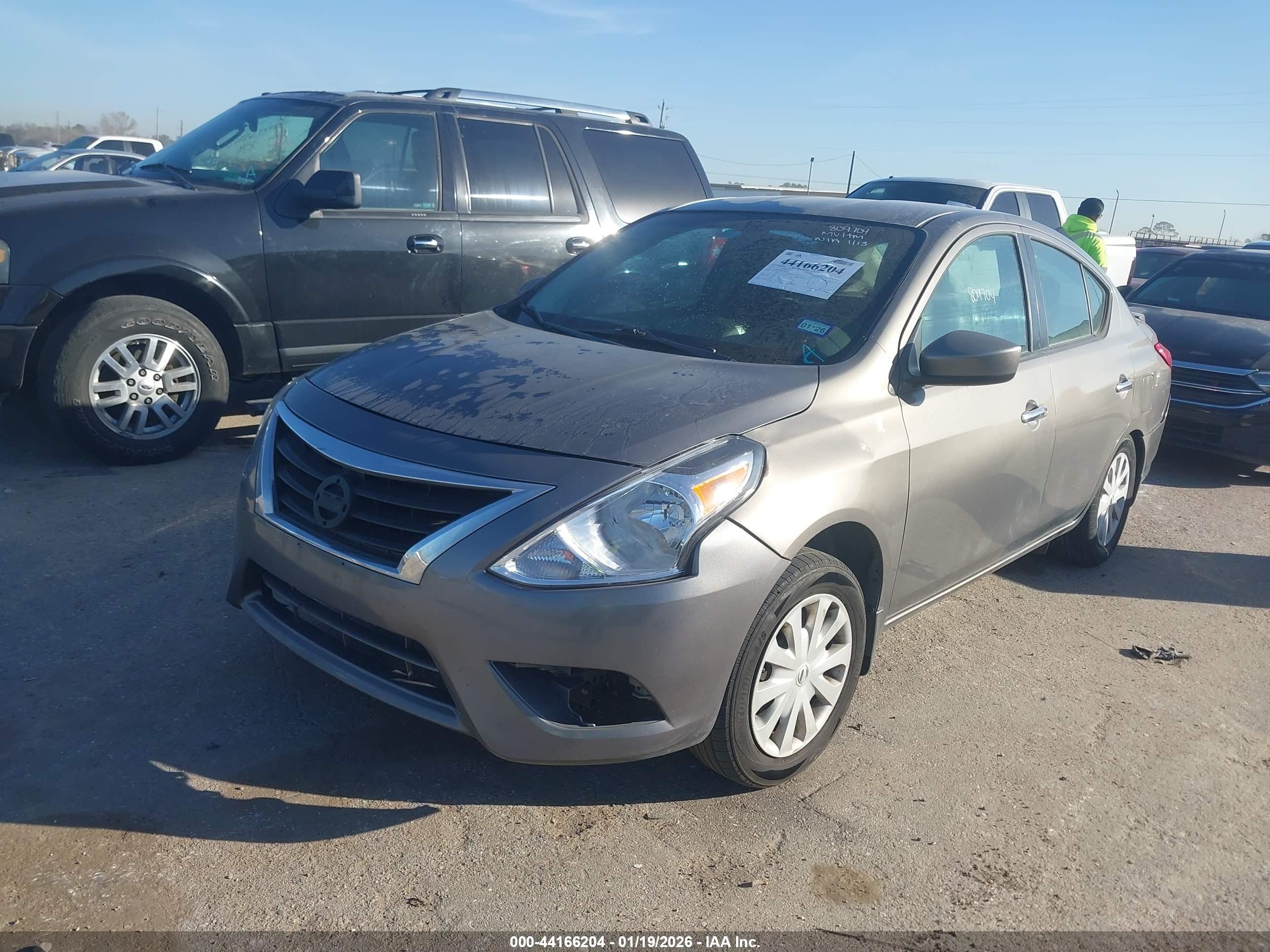 NISSAN VERSA image 2
