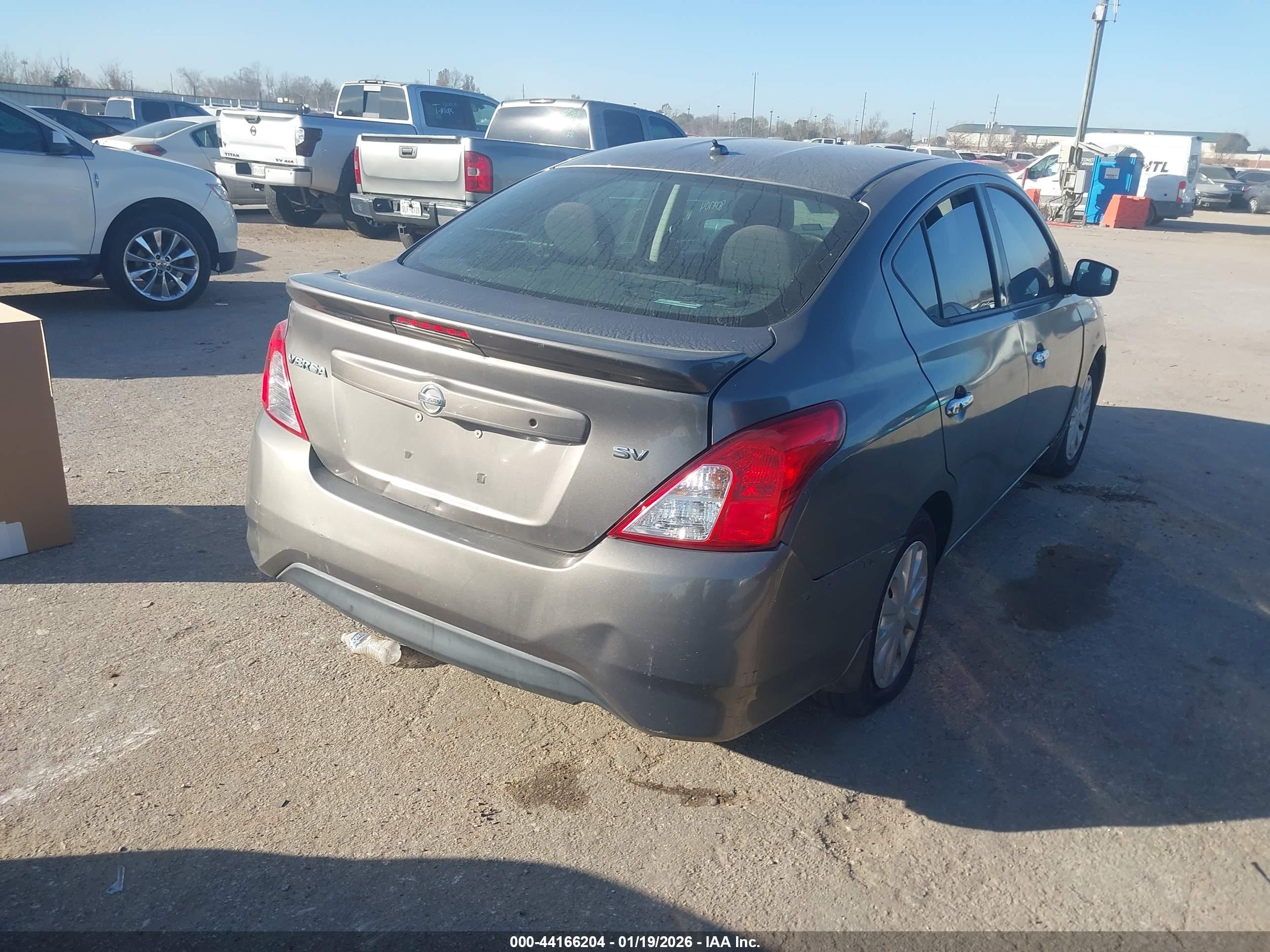 NISSAN VERSA image 4
