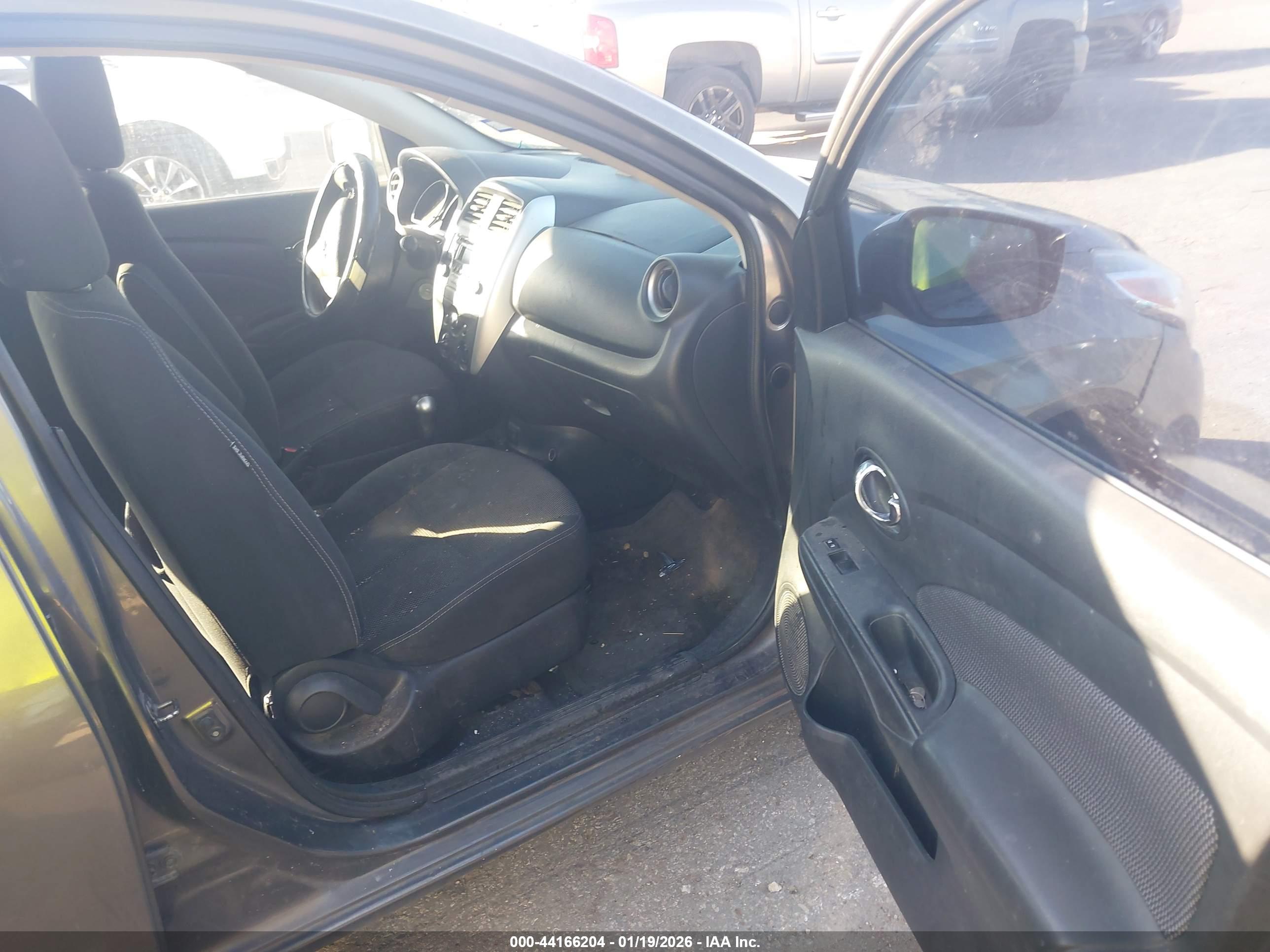 NISSAN VERSA image 5