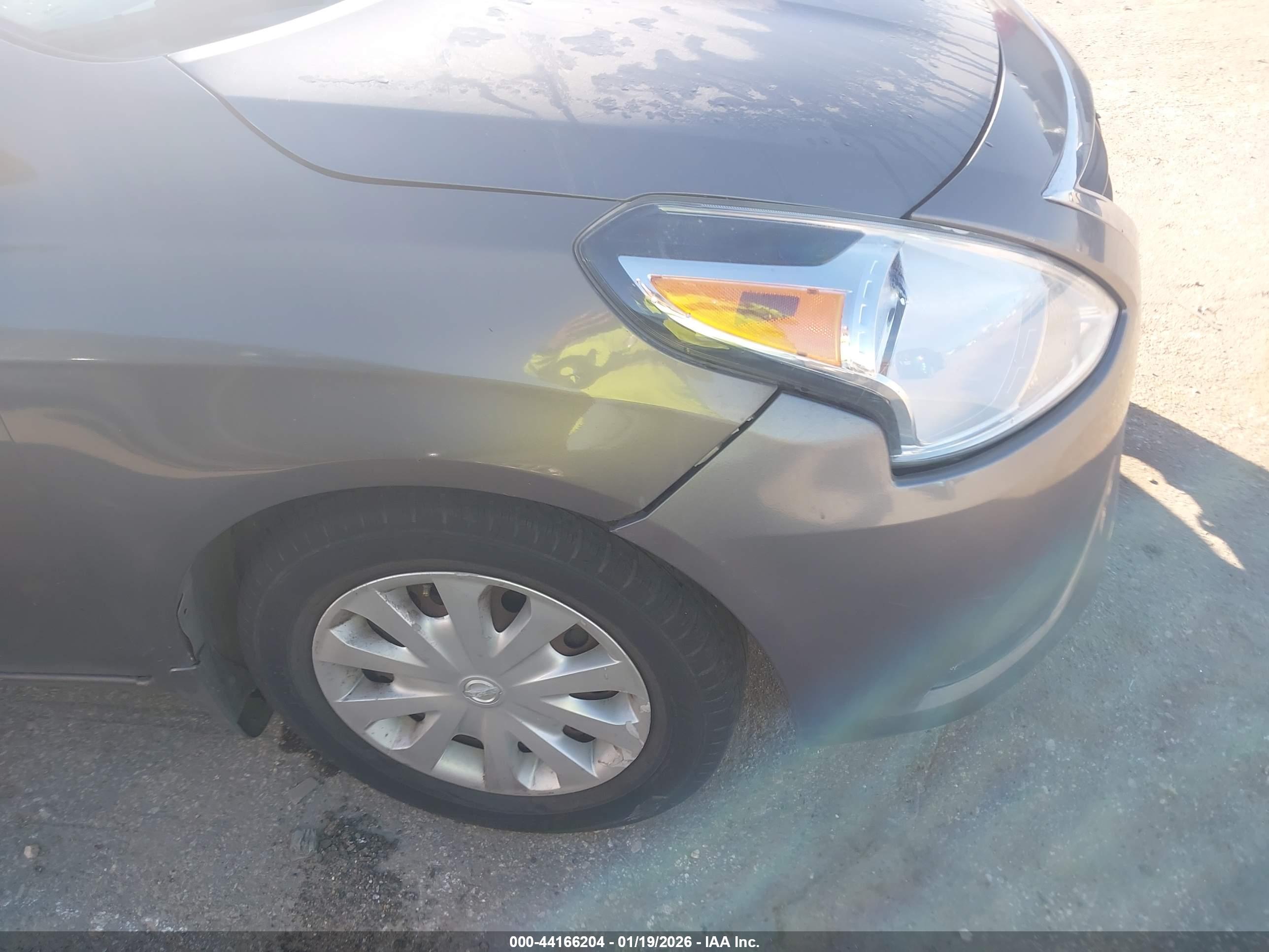NISSAN VERSA image 6