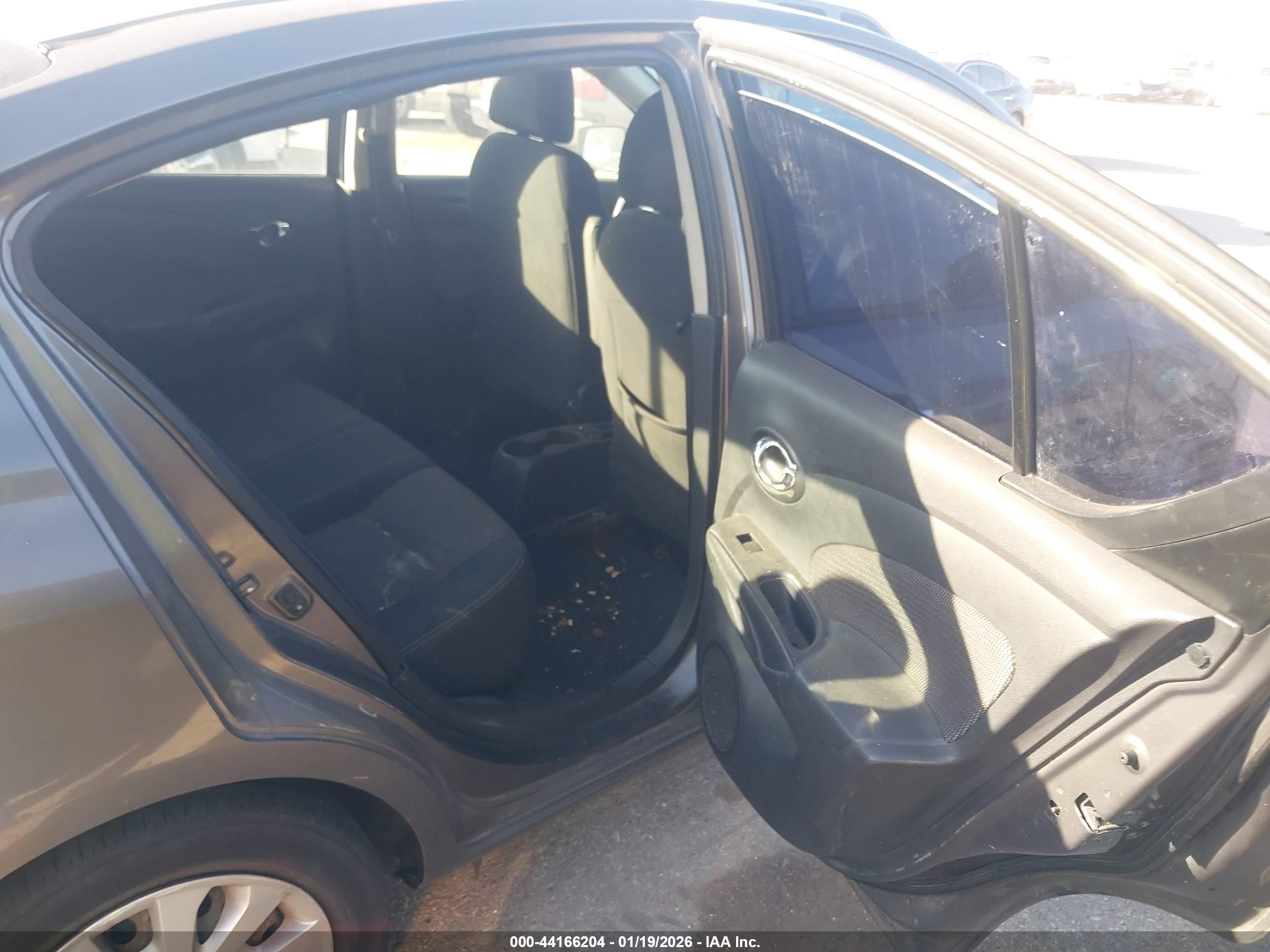 NISSAN VERSA image 8