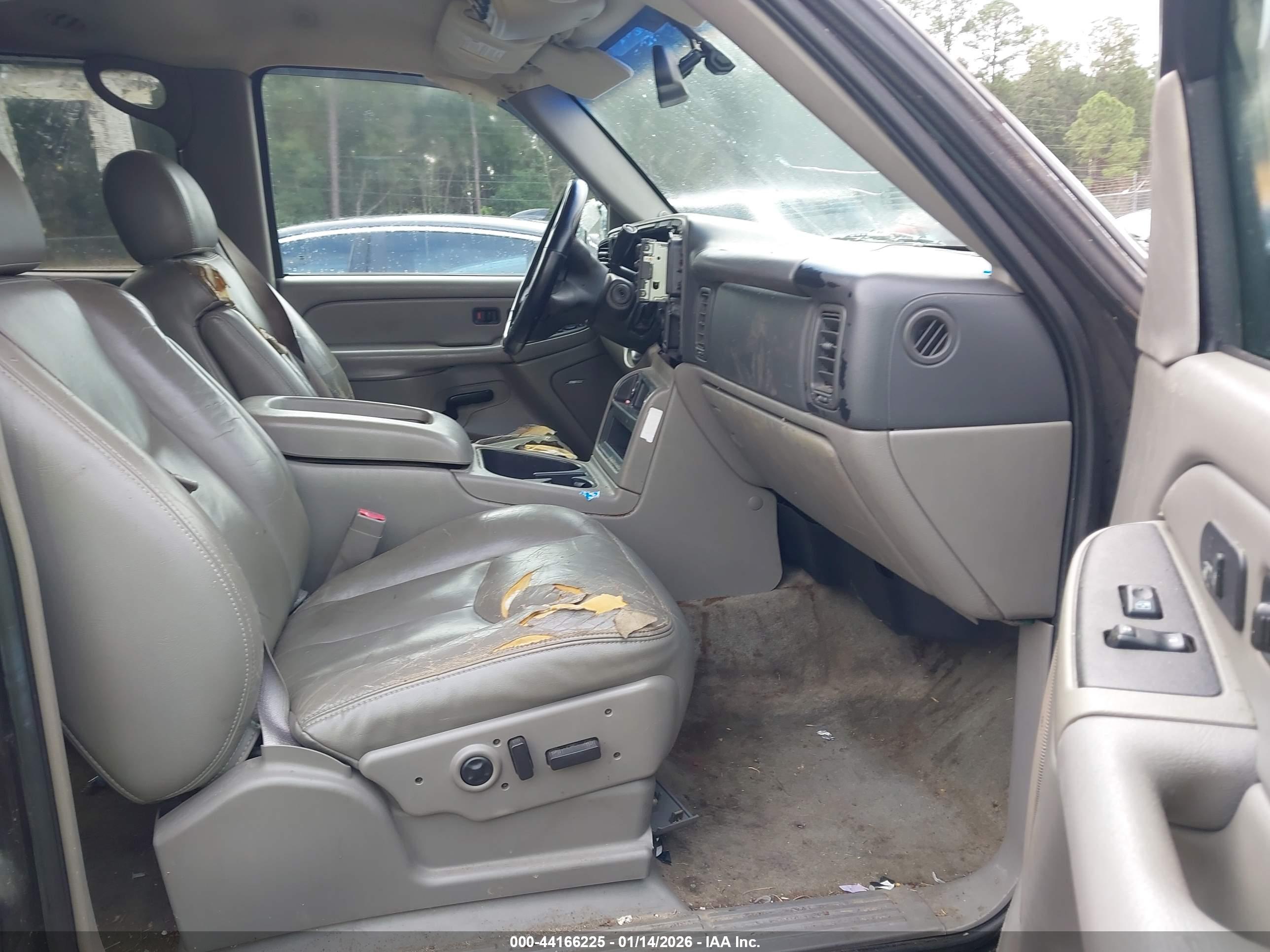 CHEVROLET SUBURBAN image 5