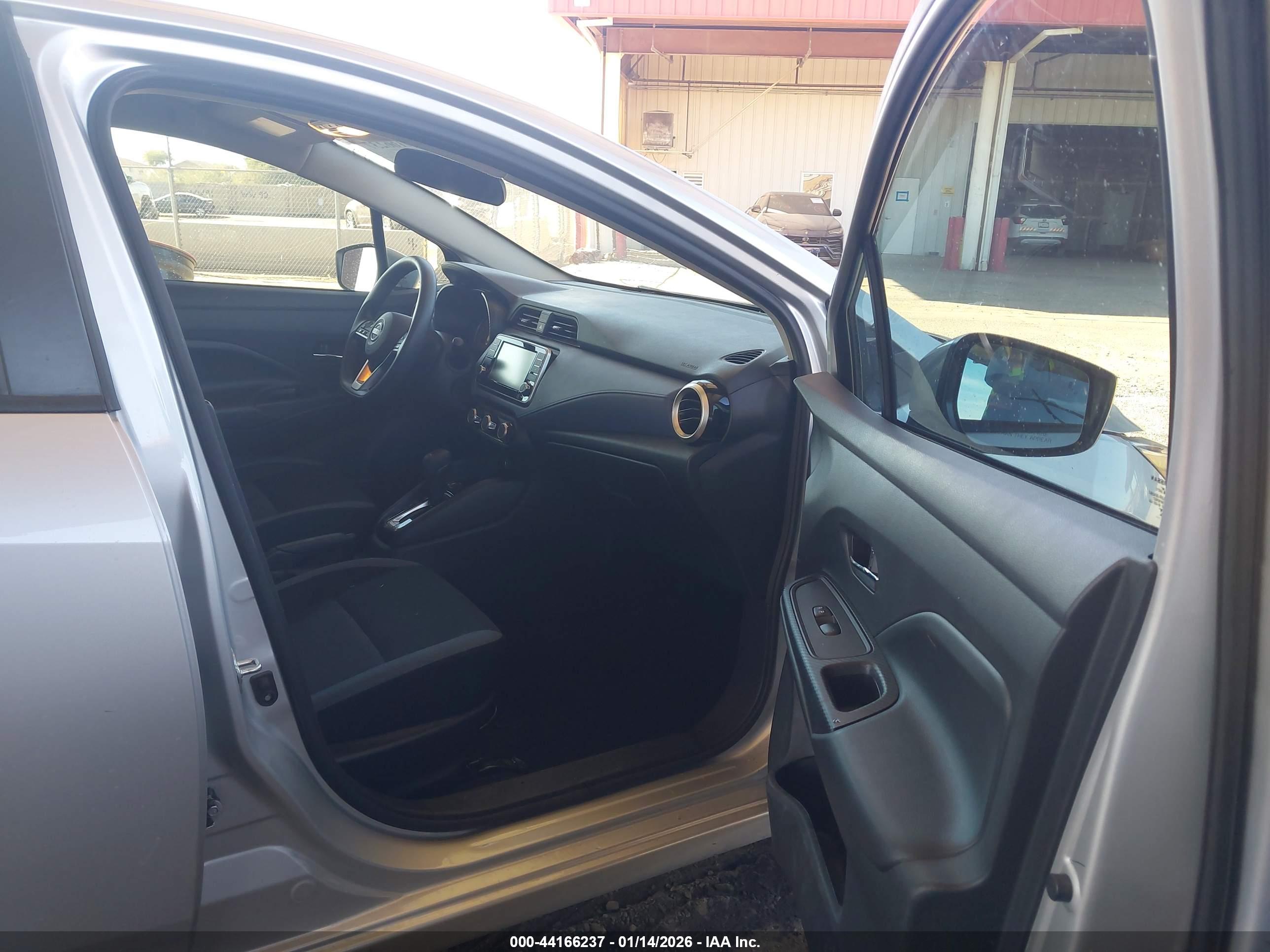 NISSAN VERSA image 5
