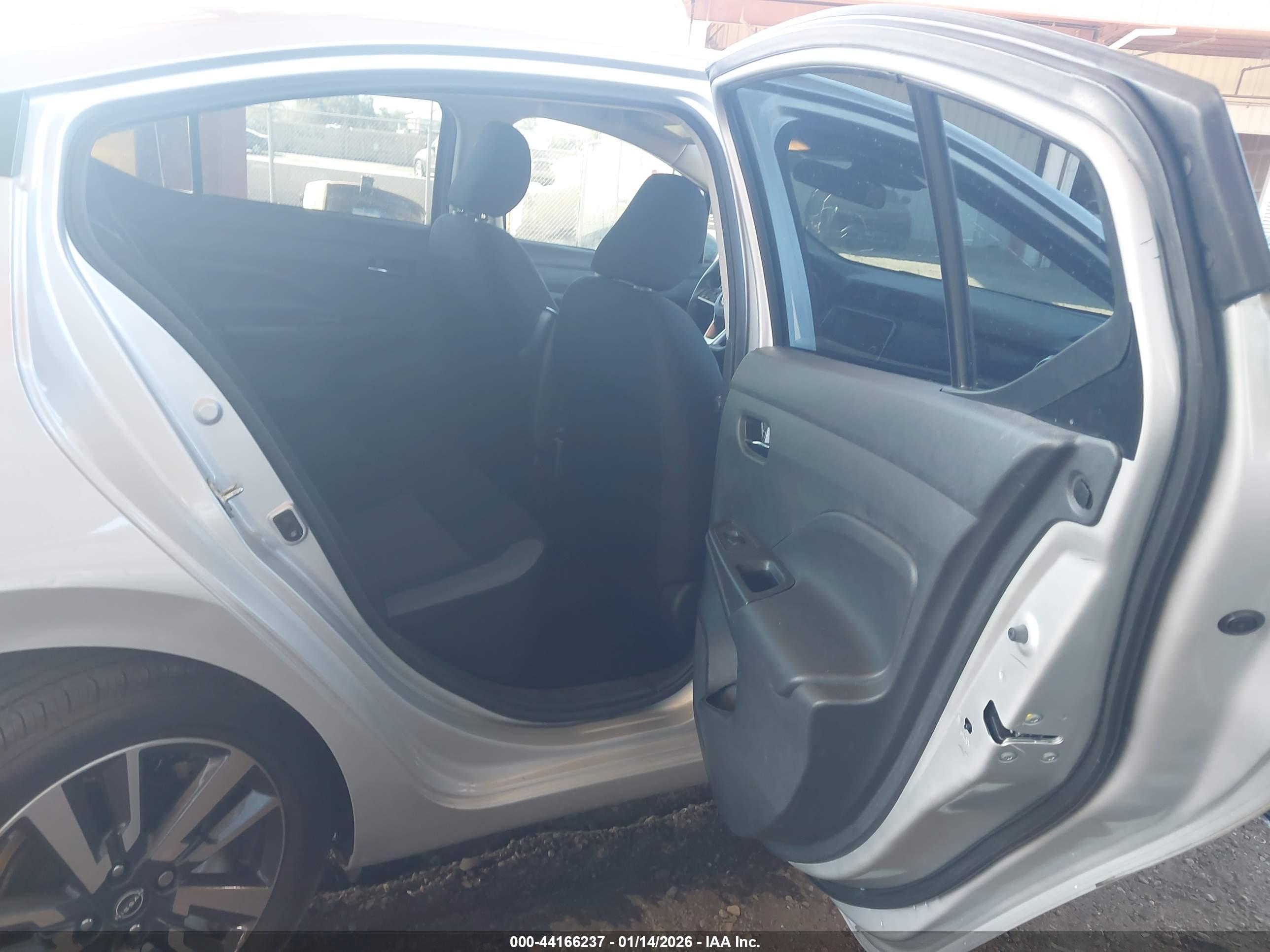NISSAN VERSA image 8